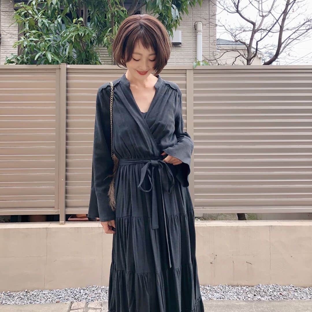 Kikuno Sayumiさんのインスタグラム写真 - (Kikuno SayumiInstagram)「〻long onepiece〻 ・ ・ ・ ブラックワンピ♡ ・ ショートにロングワンピのこのバランス好き☺️そしてキレイめワンピにスニーカーね👟 ・ ワンピはサステナブルファッションで有名なCASA FLINEのもの。これ上半身すごい華奢に見える👏#授乳 もできたよ💘 ・ ・ 今までセールをしなかったCASA FLINEがはじめてのセール実施中だよ！ ・ 素敵な服ばかりで是非チェックして欲しい✨プロフィール欄にURL載せておくね🤟 ・ ・ ・ #ファッション#コーデ#fashion#ママ#ママコーデ#プチプラコーデ#大人カジュアル#ヘアアレンジ#リンクコーデ#ショート#大人可愛い#ロングワンピ#ブラックワンピ#授乳コーデ」1月11日 12時58分 - sayumikikuno