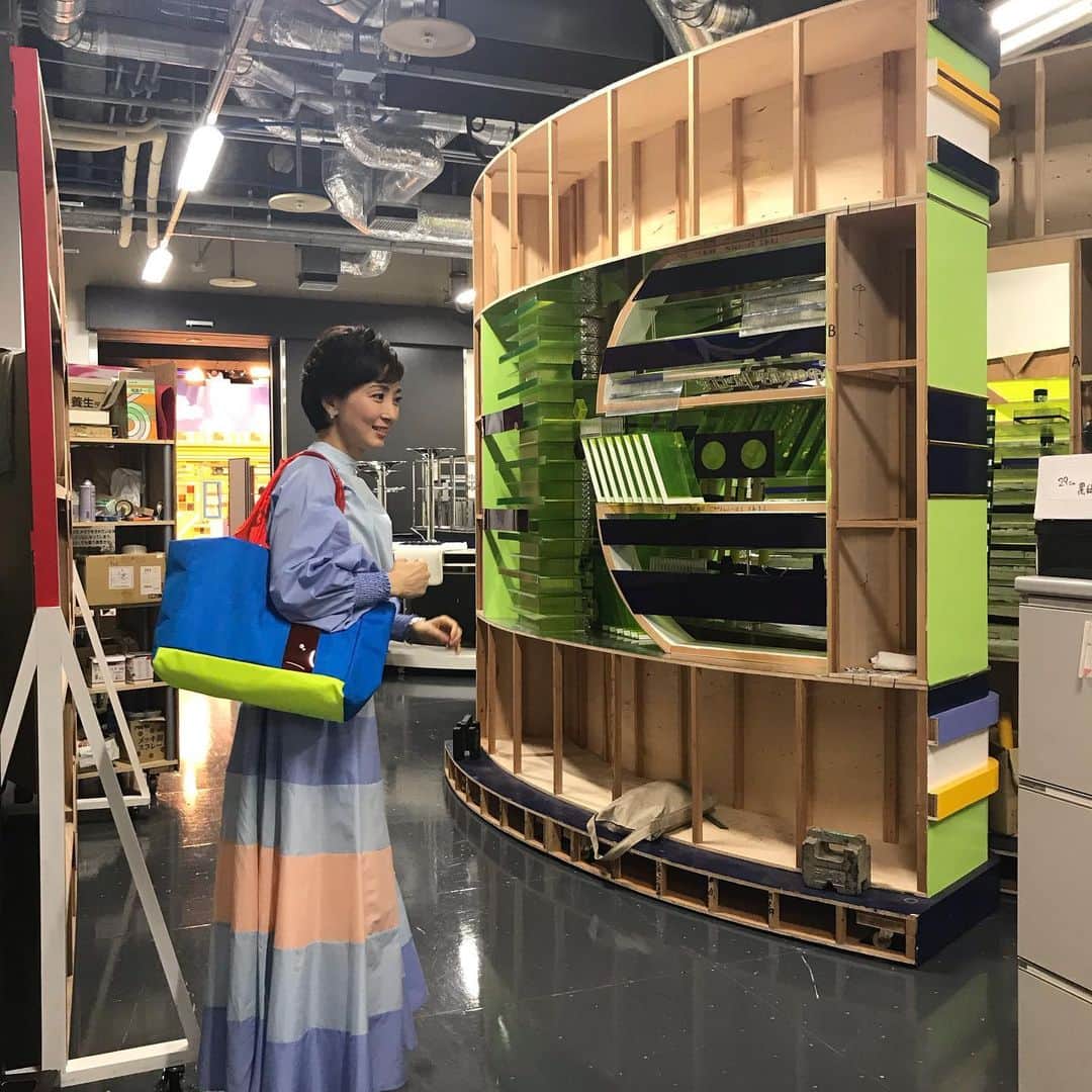 塩田真弓さんのインスタグラム写真 - (塩田真弓Instagram)「年明け1週間とは思えない重量感ずっしりの週でしたね。  でも衣装は春らしく。  バッグも軽やかに。  明日もスキー🎿 学生時代以来のお馴染みのスキー場、記憶が蘇るかな。  #blackmouton #hanelca」1月11日 13時04分 - mayumi_shiota_