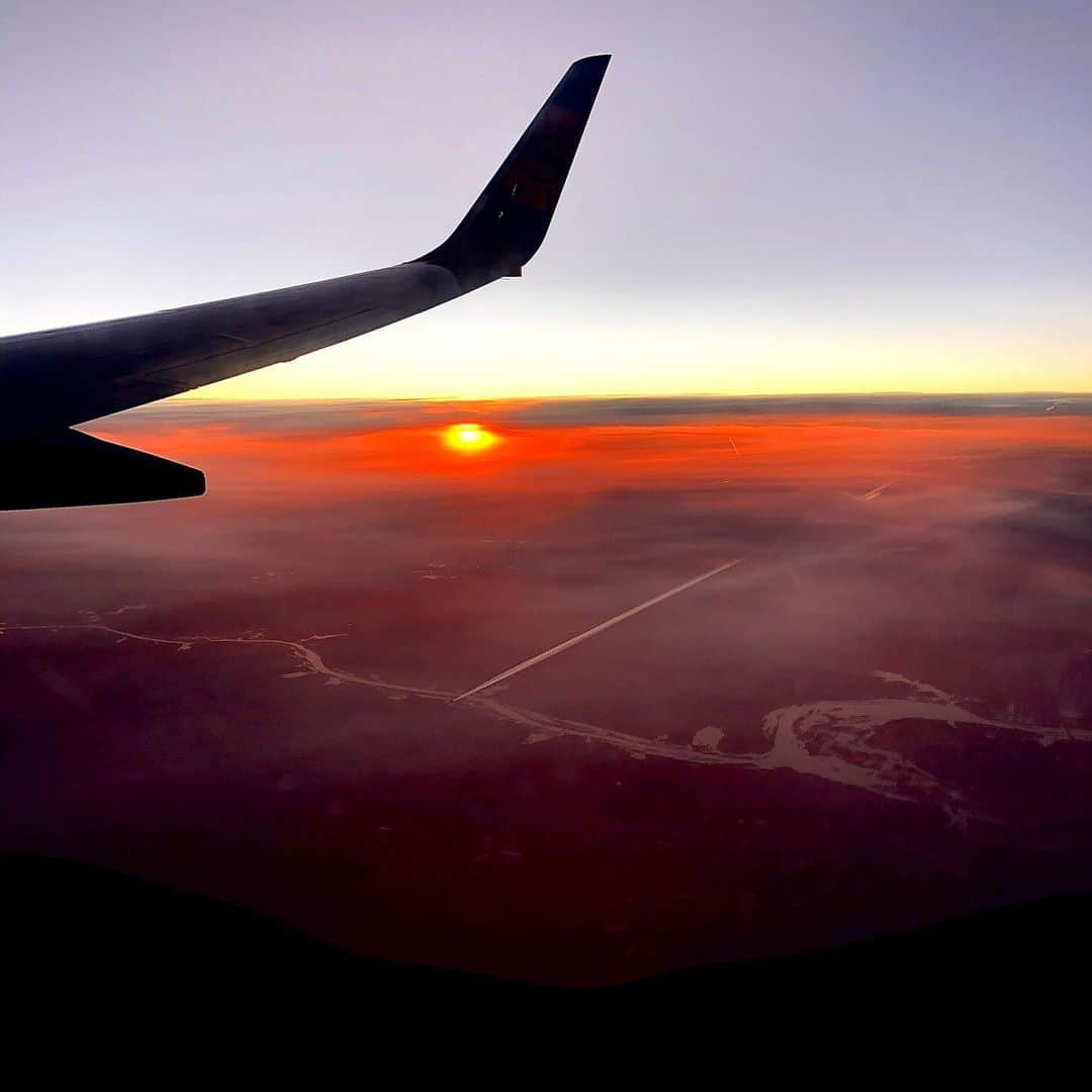 ネイサン・バーソロメイのインスタグラム：「Something about landing in Tampa above the sunset makes it that much more beautiful ☀️💕 #filtered to try and make it as awesome as it was in person!」