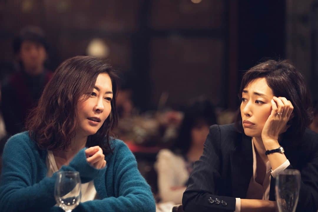 WOWOW「プラージュ」さんのインスタグラム写真 - (WOWOW「プラージュ」Instagram)「いよいよ今夜10時スタート✨ 「連続ドラマW　彼らを見ればわかること」 第1話は無料放送です💡 . 二子玉川のおしゃれなマンションの最上階に住む内田百々子（中山美穂）は、人気レディコミ漫画家。再婚相手で経営者の櫂斗（生瀬勝久）と大学生の息子・柊司（髙橋優斗）を家族に持つ母でもある。同じマンションに住む富澤瑞希（木村多江）とダイニングバーでストレス解消も兼ねた近況報告を繰り広げる日々。そんなある日、百々子の元夫・鴨居葉介（長野博）が新妻の流美（大島優子）とマンションに引っ越して来て……。 . 詳しくは、プロフィールのURLから「連続ドラマW　彼らを見ればわかること」をチェック📌 . #中山美穂 #木村多江 #大島優子 #髙橋優斗（#HiHiJets / #ジャニーズJr.） #佐久間由衣 #七瀬公 #中川翼 #笠原秀幸 #駒木根隆介 #堀内敬子 #桂三度 #片瀬那奈 #高橋惠子 #片岡鶴太郎 #上地雄輔 #長野博 #生瀬勝久 #彼らを見ればわかること #家族 #大人のドラマ #1月11日スタート #毎週土曜夜10時 #第1話無料放送 #WOWOW #オリジナルドラマ #連続ドラマW #ドラマW #ドラマ @_miho_nakayama_ @yuk00shima @usk_kmj」1月11日 13時00分 - wowowofficial