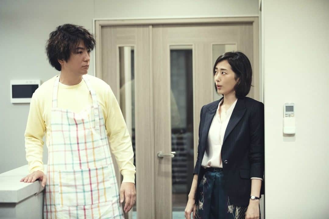 WOWOW「プラージュ」さんのインスタグラム写真 - (WOWOW「プラージュ」Instagram)「いよいよ今夜10時スタート✨ 「連続ドラマW　彼らを見ればわかること」 第1話は無料放送です💡 . 二子玉川のおしゃれなマンションの最上階に住む内田百々子（中山美穂）は、人気レディコミ漫画家。再婚相手で経営者の櫂斗（生瀬勝久）と大学生の息子・柊司（髙橋優斗）を家族に持つ母でもある。同じマンションに住む富澤瑞希（木村多江）とダイニングバーでストレス解消も兼ねた近況報告を繰り広げる日々。そんなある日、百々子の元夫・鴨居葉介（長野博）が新妻の流美（大島優子）とマンションに引っ越して来て……。 . 詳しくは、プロフィールのURLから「連続ドラマW　彼らを見ればわかること」をチェック📌 . #中山美穂 #木村多江 #大島優子 #髙橋優斗（#HiHiJets / #ジャニーズJr.） #佐久間由衣 #七瀬公 #中川翼 #笠原秀幸 #駒木根隆介 #堀内敬子 #桂三度 #片瀬那奈 #高橋惠子 #片岡鶴太郎 #上地雄輔 #長野博 #生瀬勝久 #彼らを見ればわかること #家族 #大人のドラマ #1月11日スタート #毎週土曜夜10時 #第1話無料放送 #WOWOW #オリジナルドラマ #連続ドラマW #ドラマW #ドラマ @_miho_nakayama_ @yuk00shima @usk_kmj」1月11日 13時00分 - wowowofficial