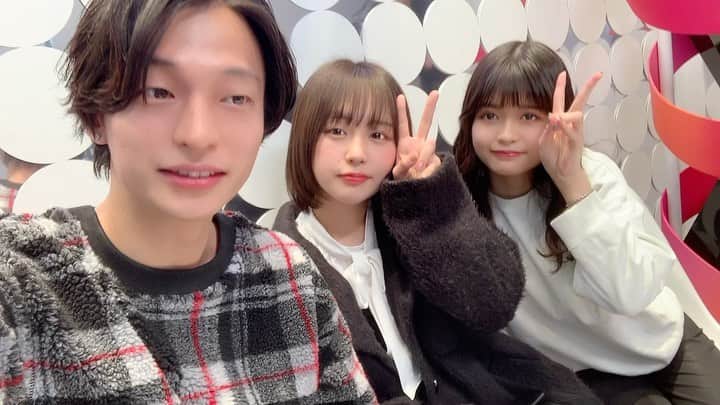 AKIのインスタグラム：「この中で一人だけまもなく30歳が混じっています。さて、誰でしょう。#超難問」