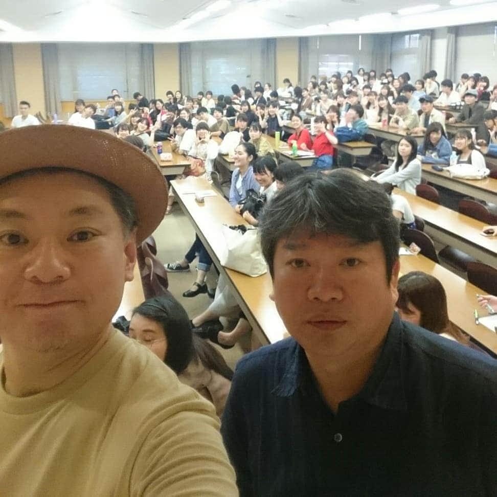 鈴木おさむさんのインスタグラム写真 - (鈴木おさむInstagram)「明治学院大学メディア芸術学科の授業、昨日で終了。一年間ありがとうございました！色んな方にゲストにきていただき。写真は、本広監督と、放送作家の大井洋一。昨日の授業には、妻にきてもらいました。 僕は明治学院大学を中退しました。学校に行かなくなった理由。僕は19歳の頃に放送作家を始めました。ギャラは０円。 ギャラなんかどうでもよくて、仕事を、チャンスをもらえるのが嬉しかった。だけど、学校の友達は「ギャラいくらもらえるの？」と聞いてきて僕が「ノーギャラだよ」と言うと「なーんだ」と笑いました。その瞬間心がちょっと折れそうになる。だから、行かなくなりました。 一年間、僕の授業を受けてくれた人、ありがとう。その生徒たちの中に、誰かの夢を笑う人たちはいないです。きっと。 いい生徒たちでした。 僕が沢山教わりました。もう一年だけやってみようかなと。思ってます。 ゲストに来ていただいたみなさんも、本当にありがとうございました！」1月11日 13時12分 - osamuchan_suzuki