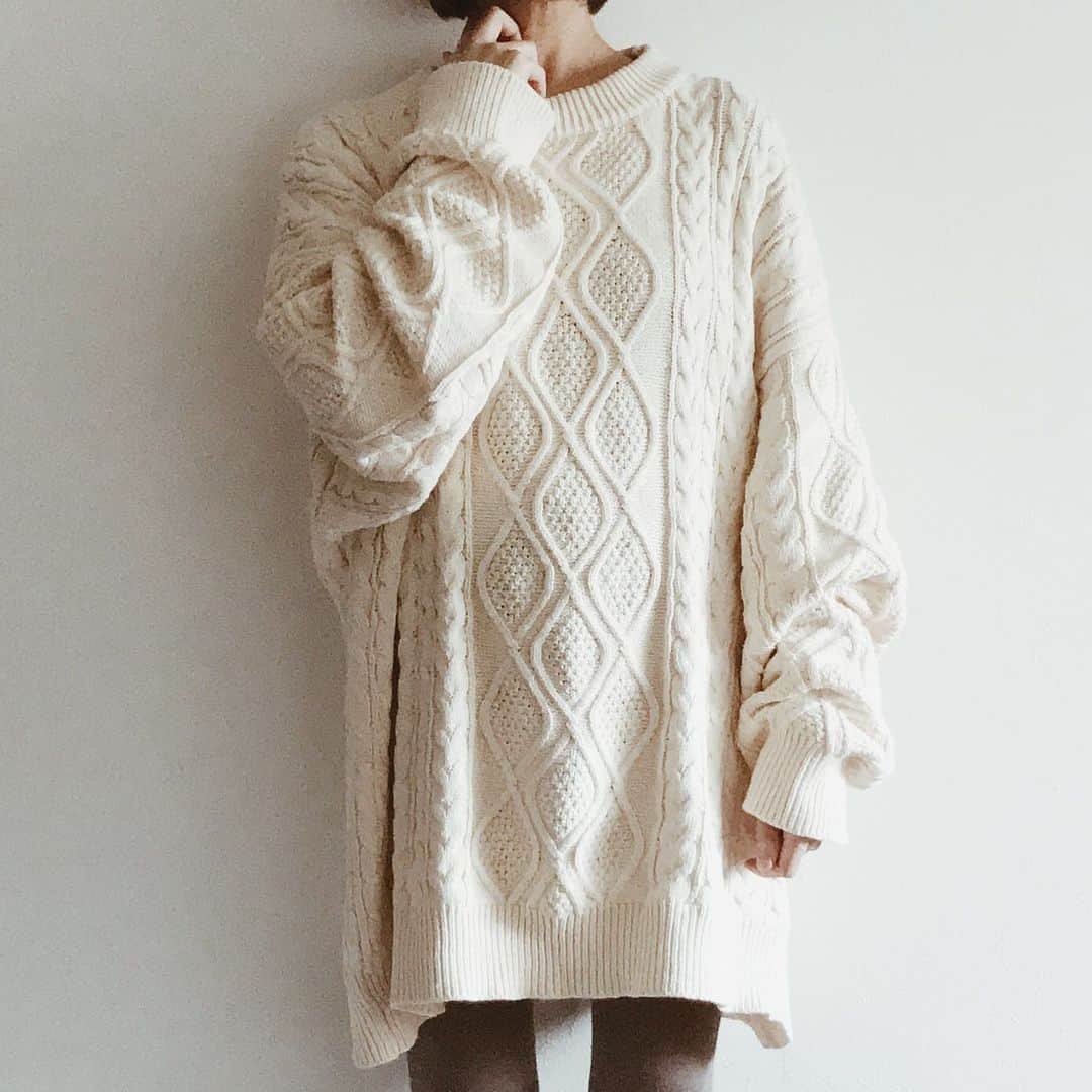 yuiのインスタグラム：「lovely weekend with long sleeve cable knit from @trifle_official  ぽっこりおなかもすっぽり隠れるオーバーサイズのニット🤰🏻 家ではタイツやレギンスと合わせてワンピースのようにゆるっと着てます。長くてくしゃっとなる袖もかわいい◎」