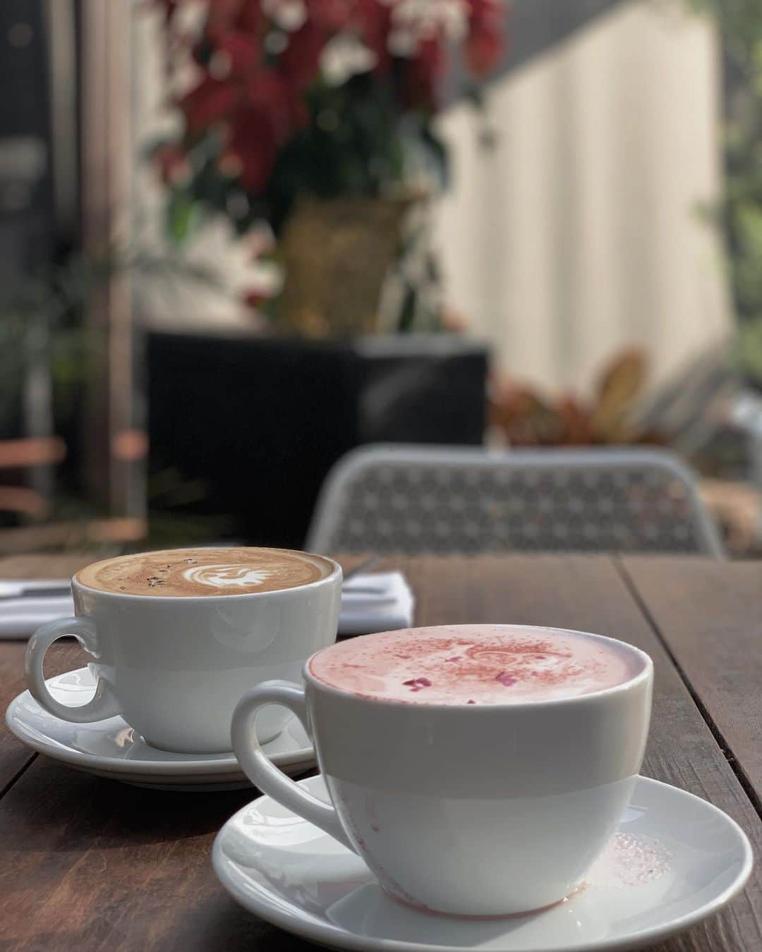 片原恵麻さんのインスタグラム写真 - (片原恵麻Instagram)「𝑅𝑜𝑠𝑒 𝑐𝑎𝑓𝑒🥀 . . veniceで絶対行こうて決めてたカフェ❤︎ 緑に囲まれてて内装もオシャレで文字通りステキなカフェだったなぁ.。♡ あとRose latte(だったかな💭)がとっても美味しかった〜☕️ . . . . . #therose#rosecafe#venicebeach #la#triptola#santamonica#lacafe#cafelife#roselatte#losangels#ロサンゼルス#ロサンゼルス旅行#ベニスビーチ#サンタモニカ#カリフォルニア#ロサンゼルスカフェ#ベニスカフェ#ローズカフェ#カフェ巡り#カフェ巡り部#えまのカフェ日記#カフェスタグラム」1月11日 13時14分 - emma_katahara