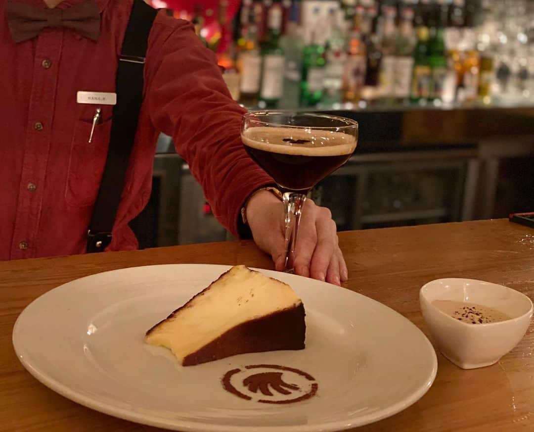 のインスタグラム：「✴︎ Let’s have “Basque cheesecake” call it night!! 【Happy hour 🍷🍾】 21:30~22:30 ¥600~  #beer#cocktails#wine#basquecheesecake#nisekorestaurant#bar#barn#シメバスク」