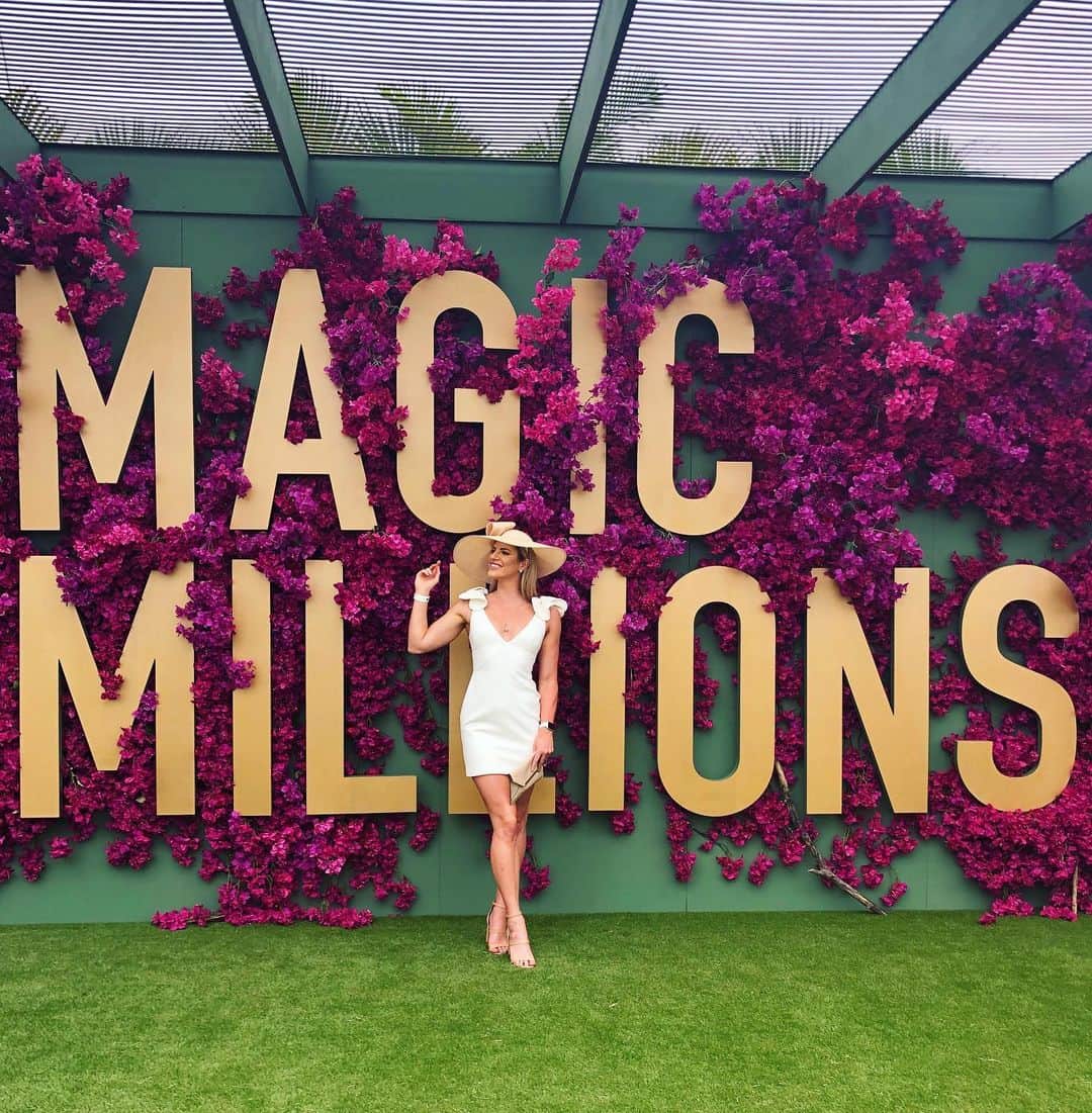 エミリー・シーボームのインスタグラム：「Ooh la la, Magic Millions 2020 is here!  #magicmillions #magicmillionscarnival #goldcoastturfclub #horseracing #fashion #racingstyle」