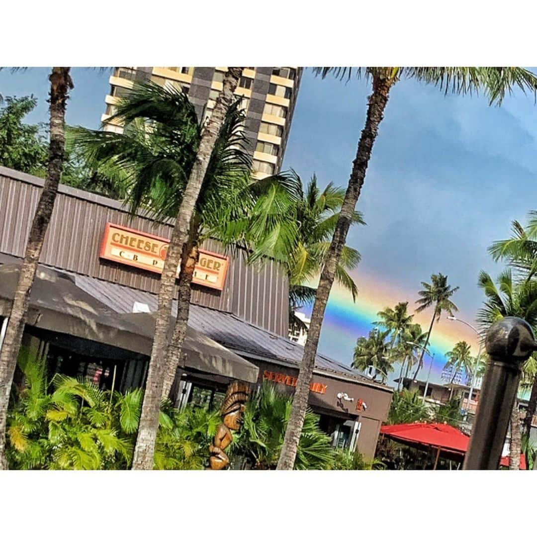 家原里佳さんのインスタグラム写真 - (家原里佳Instagram)「. . 2019➡︎2020🧸  in Hawaii🏝🧡 . . 毎日お買い物と暴飲暴食がセット🤗 初詣はハワイの出雲大社⛩へ行ってきたよー！！ . 久しぶりにこんなにも写真撮ったわ❤️ 沢山ストーリー見て下さってありがとうございました。 . さて、今年はどんな一年になるかな🥰✊🏻 . . #newyear #hawaii  #honolulu #2020 #travel #✈ #lanikaibeach #kailuabeach  #オアフ島 #pinkpillbox #shopping #rainbow #🌈🌈🌈🌈🌈🌈 #sunset_pics」1月11日 13時26分 - rikachi_1130