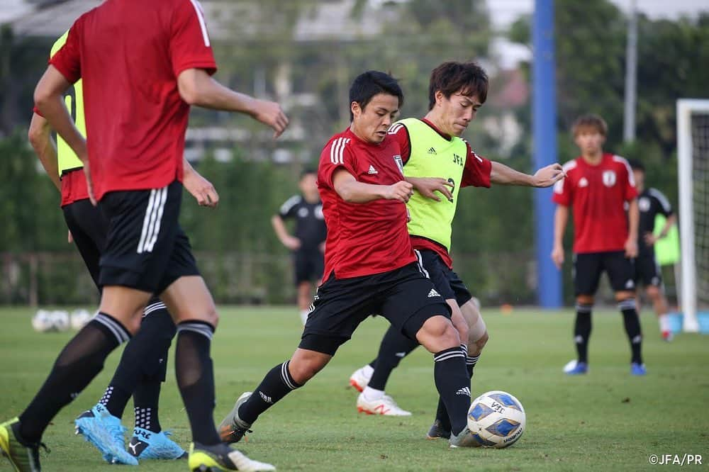 日本サッカー協会さんのインスタグラム写真 - (日本サッカー協会Instagram)「📸#U23日本代表 シリア戦にむけトレーニング。 ・ AFC U23選手権タイ2020のグループステージ第1戦・U-23サウジアラビア戦から一夜明けた1月10日(金)、U-23日本代表はバンコク市内で夕方からトレーニングを行いました。 ・ 前日のサウジアラビア戦に先発出場した選手たちに加え、#上田綺世 選手（鹿島アントラーズ）が宿舎での調整となった中、それ以外の選手たちは元気良くピッチでトレーニングを実施しました。 ・ 練習後には、この日誕生日を迎えた#齊藤未月 選手（湘南ベルマーレ）に報道陣からケーキのプレゼントがあり、「21歳になりました。こんなに多くの人に祝ってもらって芸能人みたいです。次の試合、勝ちます」とコメントしました。 ・ 大会初勝利を目指す日本は12日(日)、グループステージ第2戦でU-23シリア代表と対戦します。試合はThammasat Stadiumで行われ、20:15（日本時間22:15）よりキックオフ予定です。 ――― 🏆AFC U-23選手権タイ2020（1/8～26） 1/9 1-2 🆚U-23サウジアラビア🇸🇦 1/12 22:15 🆚U-23シリア🇸🇾 1/15 22:15 🆚U-23カタール🇶🇦 📺テレビ朝日系列/NHK BS1 👉大会情報はJFA.jpへ #daihyo #U23日本代表 #AFCU23 ―――」1月11日 13時44分 - japanfootballassociation