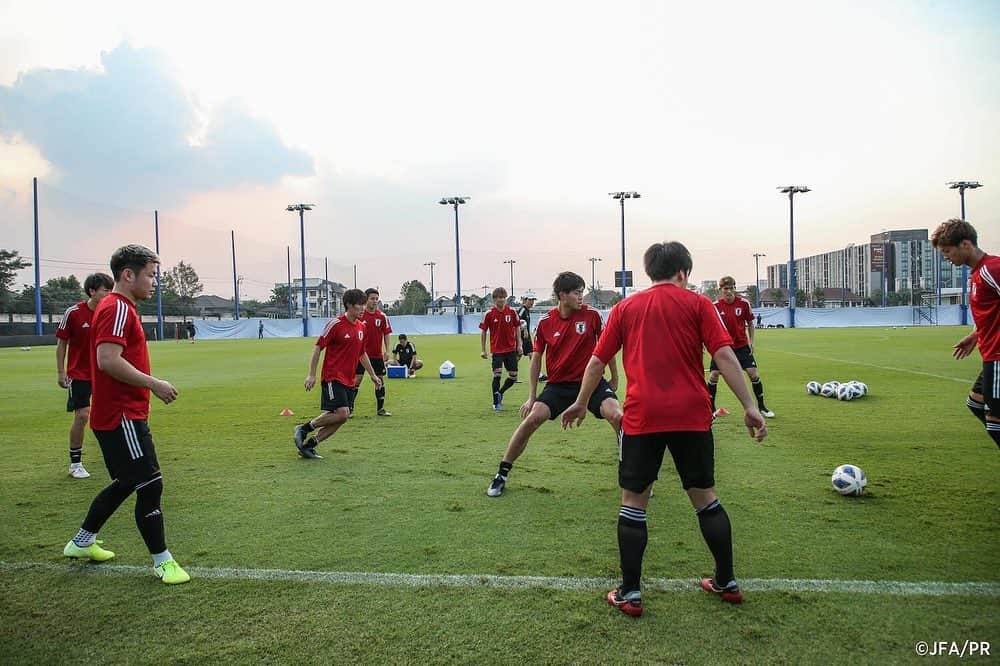 日本サッカー協会さんのインスタグラム写真 - (日本サッカー協会Instagram)「📸#U23日本代表 シリア戦にむけトレーニング。 ・ AFC U23選手権タイ2020のグループステージ第1戦・U-23サウジアラビア戦から一夜明けた1月10日(金)、U-23日本代表はバンコク市内で夕方からトレーニングを行いました。 ・ 前日のサウジアラビア戦に先発出場した選手たちに加え、#上田綺世 選手（鹿島アントラーズ）が宿舎での調整となった中、それ以外の選手たちは元気良くピッチでトレーニングを実施しました。 ・ 練習後には、この日誕生日を迎えた#齊藤未月 選手（湘南ベルマーレ）に報道陣からケーキのプレゼントがあり、「21歳になりました。こんなに多くの人に祝ってもらって芸能人みたいです。次の試合、勝ちます」とコメントしました。 ・ 大会初勝利を目指す日本は12日(日)、グループステージ第2戦でU-23シリア代表と対戦します。試合はThammasat Stadiumで行われ、20:15（日本時間22:15）よりキックオフ予定です。 ――― 🏆AFC U-23選手権タイ2020（1/8～26） 1/9 1-2 🆚U-23サウジアラビア🇸🇦 1/12 22:15 🆚U-23シリア🇸🇾 1/15 22:15 🆚U-23カタール🇶🇦 📺テレビ朝日系列/NHK BS1 👉大会情報はJFA.jpへ #daihyo #U23日本代表 #AFCU23 ―――」1月11日 13時44分 - japanfootballassociation