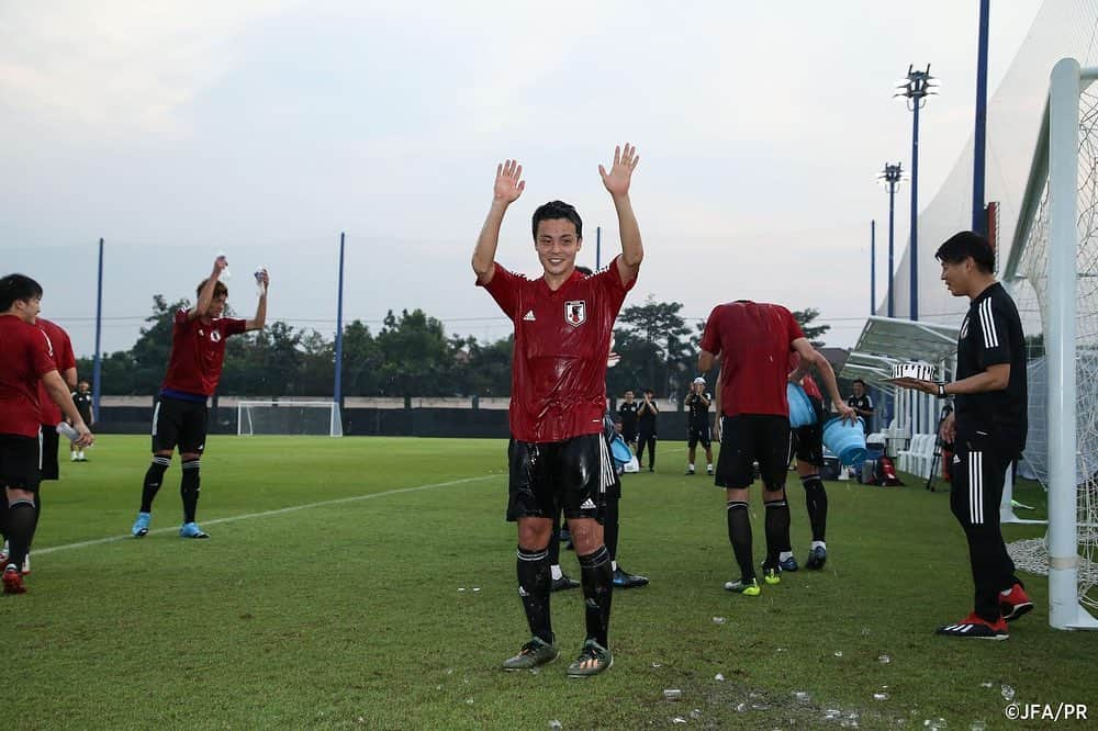 日本サッカー協会さんのインスタグラム写真 - (日本サッカー協会Instagram)「📸#U23日本代表 シリア戦にむけトレーニング。 ・ AFC U23選手権タイ2020のグループステージ第1戦・U-23サウジアラビア戦から一夜明けた1月10日(金)、U-23日本代表はバンコク市内で夕方からトレーニングを行いました。 ・ 前日のサウジアラビア戦に先発出場した選手たちに加え、#上田綺世 選手（鹿島アントラーズ）が宿舎での調整となった中、それ以外の選手たちは元気良くピッチでトレーニングを実施しました。 ・ 練習後には、この日誕生日を迎えた#齊藤未月 選手（湘南ベルマーレ）に報道陣からケーキのプレゼントがあり、「21歳になりました。こんなに多くの人に祝ってもらって芸能人みたいです。次の試合、勝ちます」とコメントしました。 ・ 大会初勝利を目指す日本は12日(日)、グループステージ第2戦でU-23シリア代表と対戦します。試合はThammasat Stadiumで行われ、20:15（日本時間22:15）よりキックオフ予定です。 ――― 🏆AFC U-23選手権タイ2020（1/8～26） 1/9 1-2 🆚U-23サウジアラビア🇸🇦 1/12 22:15 🆚U-23シリア🇸🇾 1/15 22:15 🆚U-23カタール🇶🇦 📺テレビ朝日系列/NHK BS1 👉大会情報はJFA.jpへ #daihyo #U23日本代表 #AFCU23 ―――」1月11日 13時44分 - japanfootballassociation