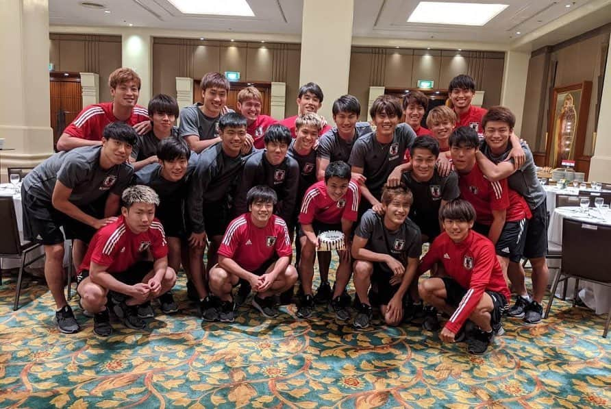 日本サッカー協会さんのインスタグラム写真 - (日本サッカー協会Instagram)「📸#U23日本代表 シリア戦にむけトレーニング。 ・ AFC U23選手権タイ2020のグループステージ第1戦・U-23サウジアラビア戦から一夜明けた1月10日(金)、U-23日本代表はバンコク市内で夕方からトレーニングを行いました。 ・ 前日のサウジアラビア戦に先発出場した選手たちに加え、#上田綺世 選手（鹿島アントラーズ）が宿舎での調整となった中、それ以外の選手たちは元気良くピッチでトレーニングを実施しました。 ・ 練習後には、この日誕生日を迎えた#齊藤未月 選手（湘南ベルマーレ）に報道陣からケーキのプレゼントがあり、「21歳になりました。こんなに多くの人に祝ってもらって芸能人みたいです。次の試合、勝ちます」とコメントしました。 ・ 大会初勝利を目指す日本は12日(日)、グループステージ第2戦でU-23シリア代表と対戦します。試合はThammasat Stadiumで行われ、20:15（日本時間22:15）よりキックオフ予定です。 ――― 🏆AFC U-23選手権タイ2020（1/8～26） 1/9 1-2 🆚U-23サウジアラビア🇸🇦 1/12 22:15 🆚U-23シリア🇸🇾 1/15 22:15 🆚U-23カタール🇶🇦 📺テレビ朝日系列/NHK BS1 👉大会情報はJFA.jpへ #daihyo #U23日本代表 #AFCU23 ―――」1月11日 13時44分 - japanfootballassociation