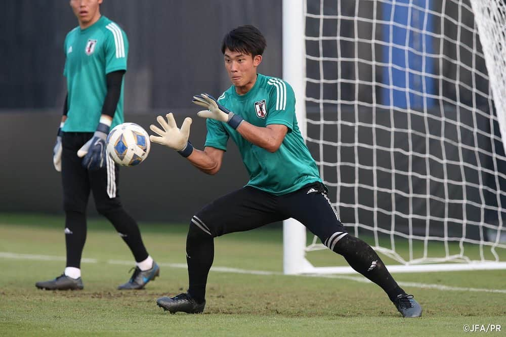 日本サッカー協会さんのインスタグラム写真 - (日本サッカー協会Instagram)「📸#U23日本代表 シリア戦にむけトレーニング。 ・ AFC U23選手権タイ2020のグループステージ第1戦・U-23サウジアラビア戦から一夜明けた1月10日(金)、U-23日本代表はバンコク市内で夕方からトレーニングを行いました。 ・ 前日のサウジアラビア戦に先発出場した選手たちに加え、#上田綺世 選手（鹿島アントラーズ）が宿舎での調整となった中、それ以外の選手たちは元気良くピッチでトレーニングを実施しました。 ・ 練習後には、この日誕生日を迎えた#齊藤未月 選手（湘南ベルマーレ）に報道陣からケーキのプレゼントがあり、「21歳になりました。こんなに多くの人に祝ってもらって芸能人みたいです。次の試合、勝ちます」とコメントしました。 ・ 大会初勝利を目指す日本は12日(日)、グループステージ第2戦でU-23シリア代表と対戦します。試合はThammasat Stadiumで行われ、20:15（日本時間22:15）よりキックオフ予定です。 ――― 🏆AFC U-23選手権タイ2020（1/8～26） 1/9 1-2 🆚U-23サウジアラビア🇸🇦 1/12 22:15 🆚U-23シリア🇸🇾 1/15 22:15 🆚U-23カタール🇶🇦 📺テレビ朝日系列/NHK BS1 👉大会情報はJFA.jpへ #daihyo #U23日本代表 #AFCU23 ―――」1月11日 13時44分 - japanfootballassociation