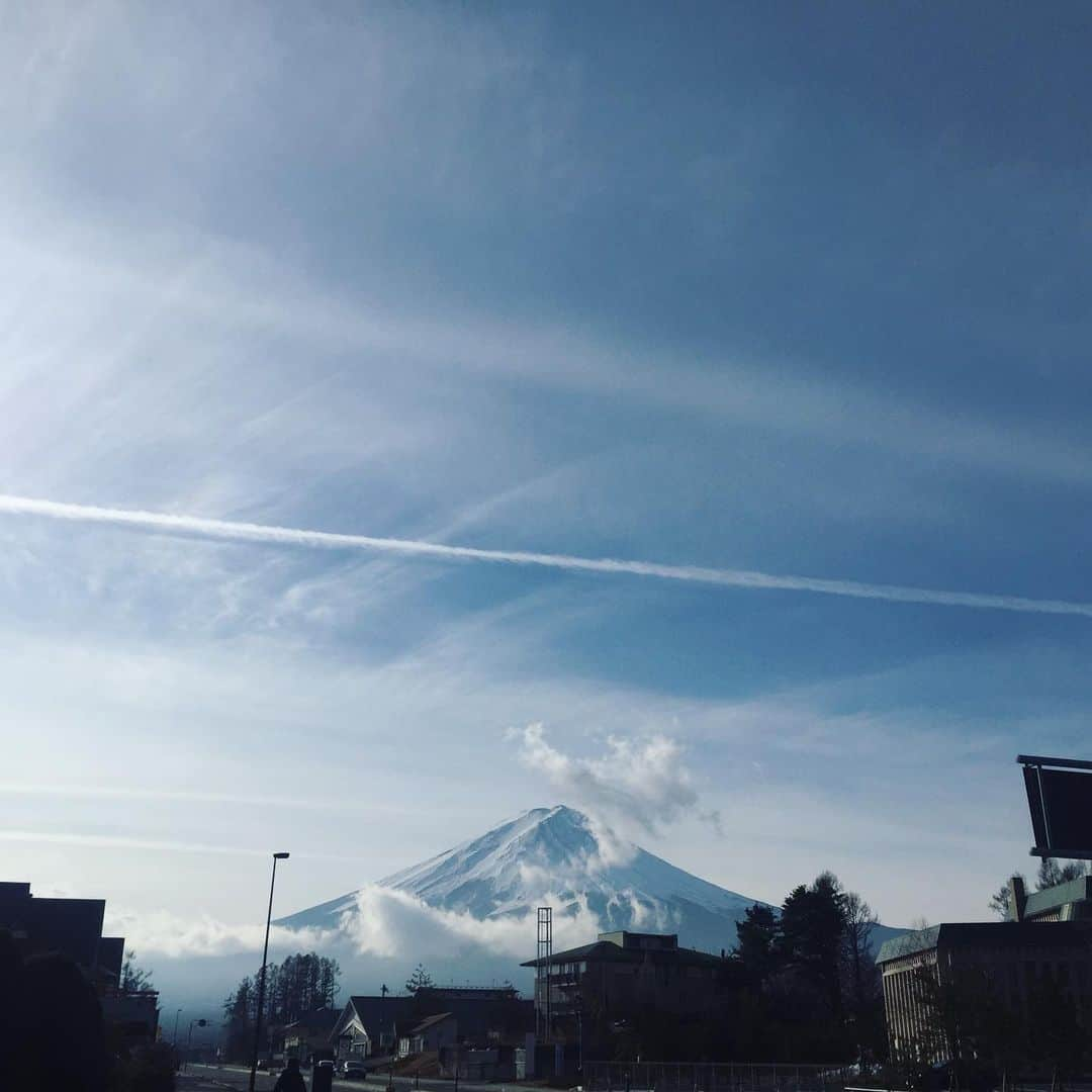 ほうとう 富士の茶屋さんのインスタグラム写真 - (ほうとう 富士の茶屋Instagram)「3連休初日の富士山、雲は出ておりますがいい塩梅です🗻 日差しも暖かで比較的過ごしやすいです☺️自家製味噌のほうとうの他にも自慢の天ぷら、甲斐サーモンのお刺身、山梨名物とりもつの煮込み。などなどご用意してお待ちしております！夜の20時まで通し営業になります、気軽にご来店ください😊 #ほうとう#富士の茶屋#近く#富士山#河口湖#山中湖#忍野八海」1月11日 13時49分 - hoto_fujinochaya