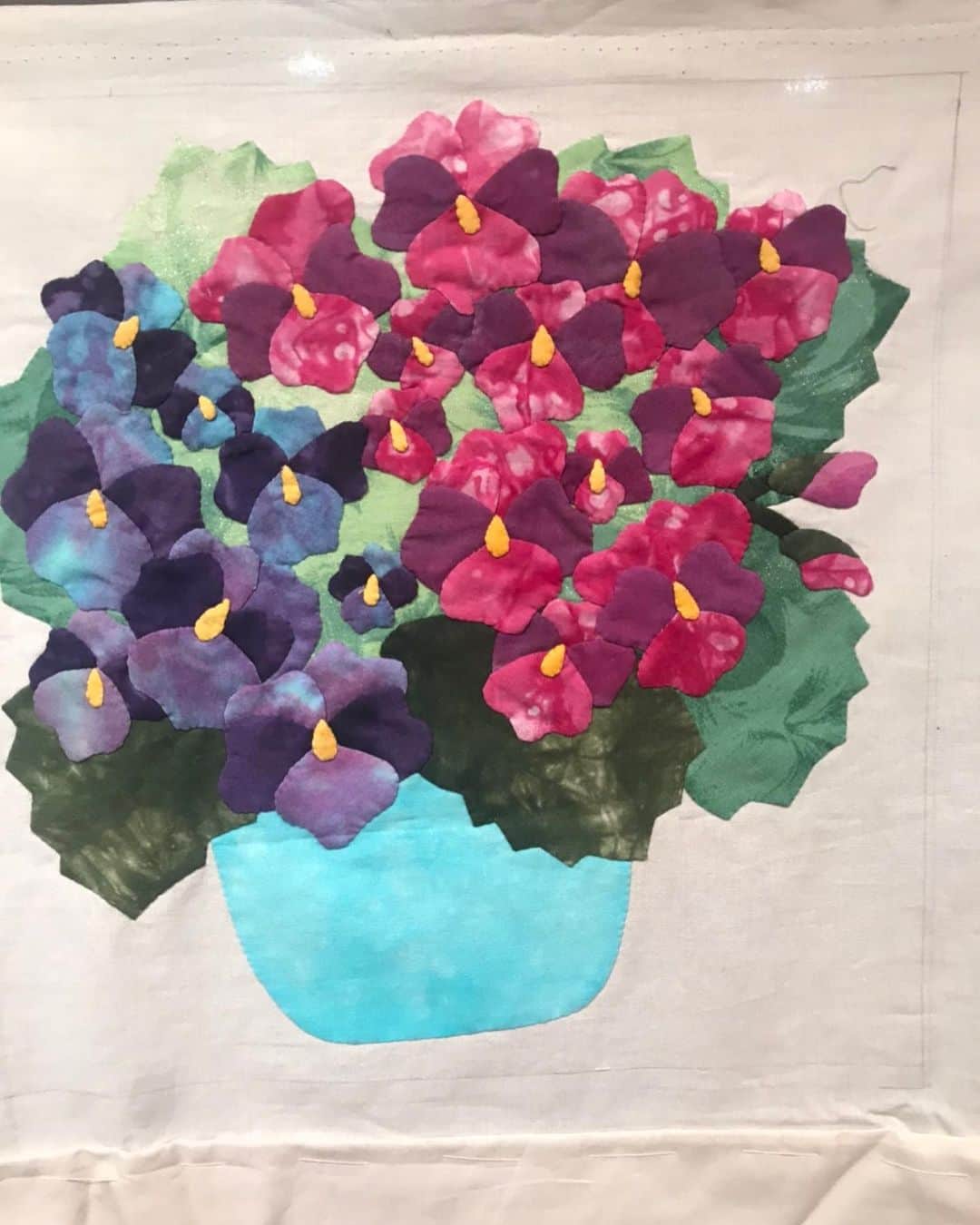 キャシー中島さんのインスタグラム写真 - (キャシー中島Instagram)「* 昨日の午後からは三茶教室でレッスンでした。 今このクラスで青い花瓶に入った花を🌼アップリケしています。 花を布で咲かせるのって楽しいですよ。 生徒さんが作ったアップリケをちょっとだけご紹介❣️ この赤のパッチワークは夜中にチクチク作っている作品です。 家族が寝静まった後にチクチク楽しんでいます！」1月11日 13時53分 - official_kathynakajima