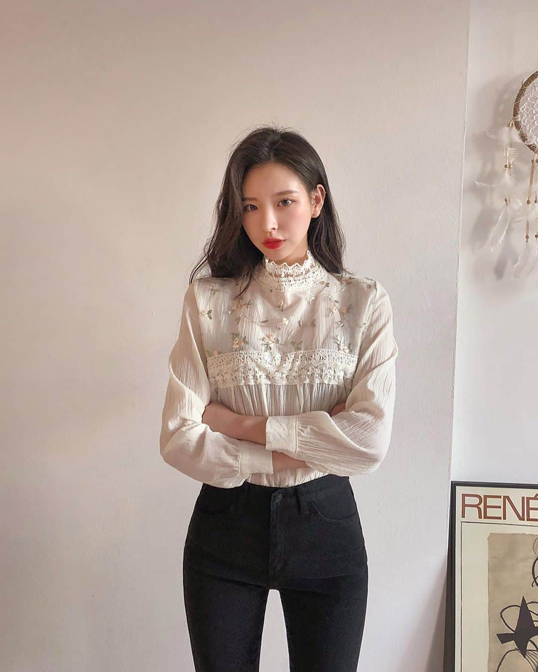 Chuuのインスタグラム：「이런 블라우스에 같이 입을 팬츠로 추천해드려요! 사진 옆으로 넘기면 보이는데 < 쫀쫀 부츠컷 pants > 진짜 쫀쫀하고 핏이 넘예!✨ 완전 캐쥬얼하게 입을때도 좋아서 왕츄천쓰💕」