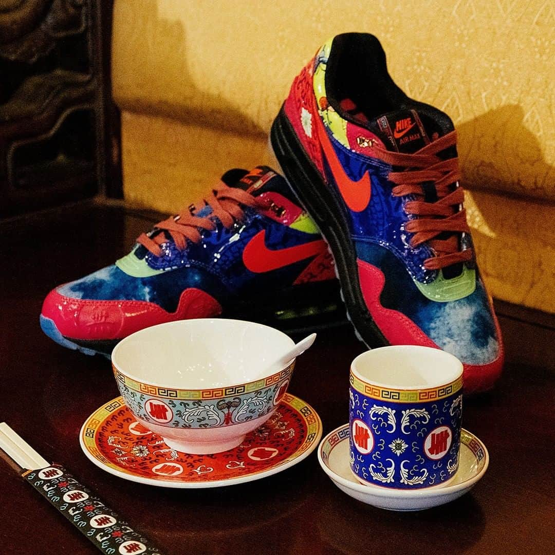 Sneaker Newsさんのインスタグラム写真 - (Sneaker NewsInstagram)「For the Asia-exclusive Nike Air Max 1 "Chinese New Year", @undefeated_hongkong created a special set of matching tableware to commemorate the launch of the special shoe. For a closer look at this exclusive merch, hit the link in our bio.」1月11日 13時59分 - sneakernews