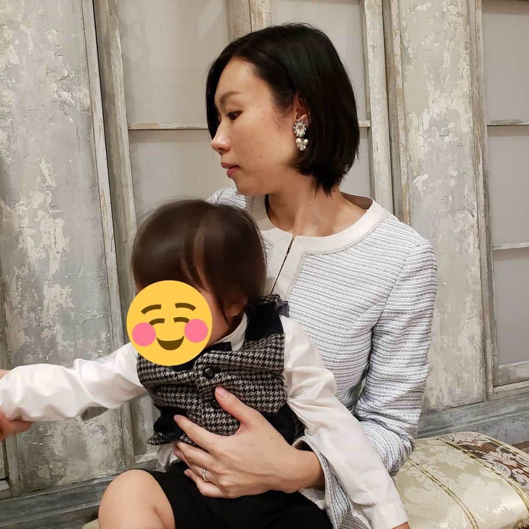 山部朱里のインスタグラム：「. . 【お気に入りのイヤリング】 . イベントの司会などお仕事のときはもちろん🎤 お宮参りなど家族のイベントのときにもつけています。 憧れている先輩のご友人が手作りされていて、毎回かわいい作品をチェックしています！！ @luaeprimavera  ぜひ見てください！ 軽くて、つけやすくて、実物のかわいさに毎度心踊ります。 (勝手に)自分のなりたい女性をイメージしてつけているので、今ではお守りのようになっています。 サイトはピアスのものも、イヤリングに変更できるのものもありますよ。 あと、包装もかわいいのでプレゼントにもおすすめです。 . . わたしはずっとイヤリング派なのですが、最近はピアスをイヤリングに付け替えたりできる部品も販売されていたりして嬉しい。 街をぶらぶらしているときも、アクセサリー屋さんにはつい立ち止まってしまう。 自分のものを選ぶのも好きですが、誰かに似合うアクセサリーを見つけるとついプレゼントしてしまう！ . . 子育てしているので、毎日つける機会はないのですが、おしゃれしてイベント楽しみたいです！ 成人式やこれから迎える卒業シーズン、入園式・入学式にもよさそうです！！ 結婚式やパーティーだとよりキラキラや派手なのを選んでみても！！！ . . #アナウンサー #フリーアナウンサー #女子アナ47 #ママアナウンサー #ママコーデ #イヤリング #ピアス #手作り #アクセサリー #イベント #ハンドメイド #ハンドメイドアクセサリー #お宮参り #お宮参りコーデ #男の子ママ #年子ママ #年子育児 #子育て #育児 #1歳8ヶ月 #2ヶ月 #プチプラコーデ」