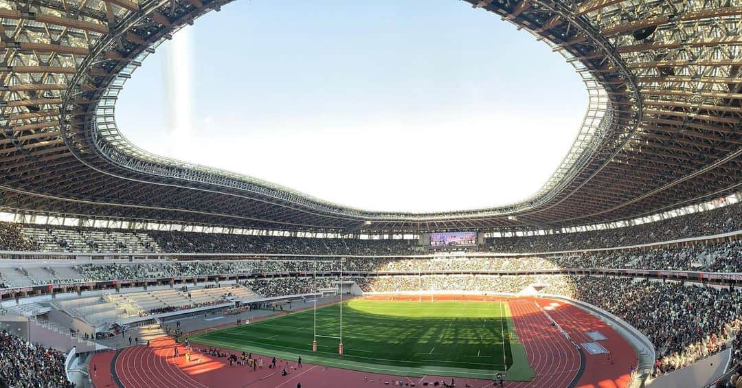 のインスタグラム：「新国立競技場に足を踏み入れたぞー👣  第56回 #全国大学ラグビーフットボール選手権大会 🏉 決勝戦【#明治大学 vs #早稲田大学】🏫🎓 熱い戦いになること間違いなし‼️ #360° #大学ラグビー #ラグビー #rugby #明治 #早稲田 #🏉 #国立競技場 #新国立競技場 #聖火台が無い #杜のスタジアム #隈研吾 #tokyo2020 #東京五輪 #東京オリンピック #東京 #日本 #tokyo #tyo #jpn #japan #ノーサイドゲーム」