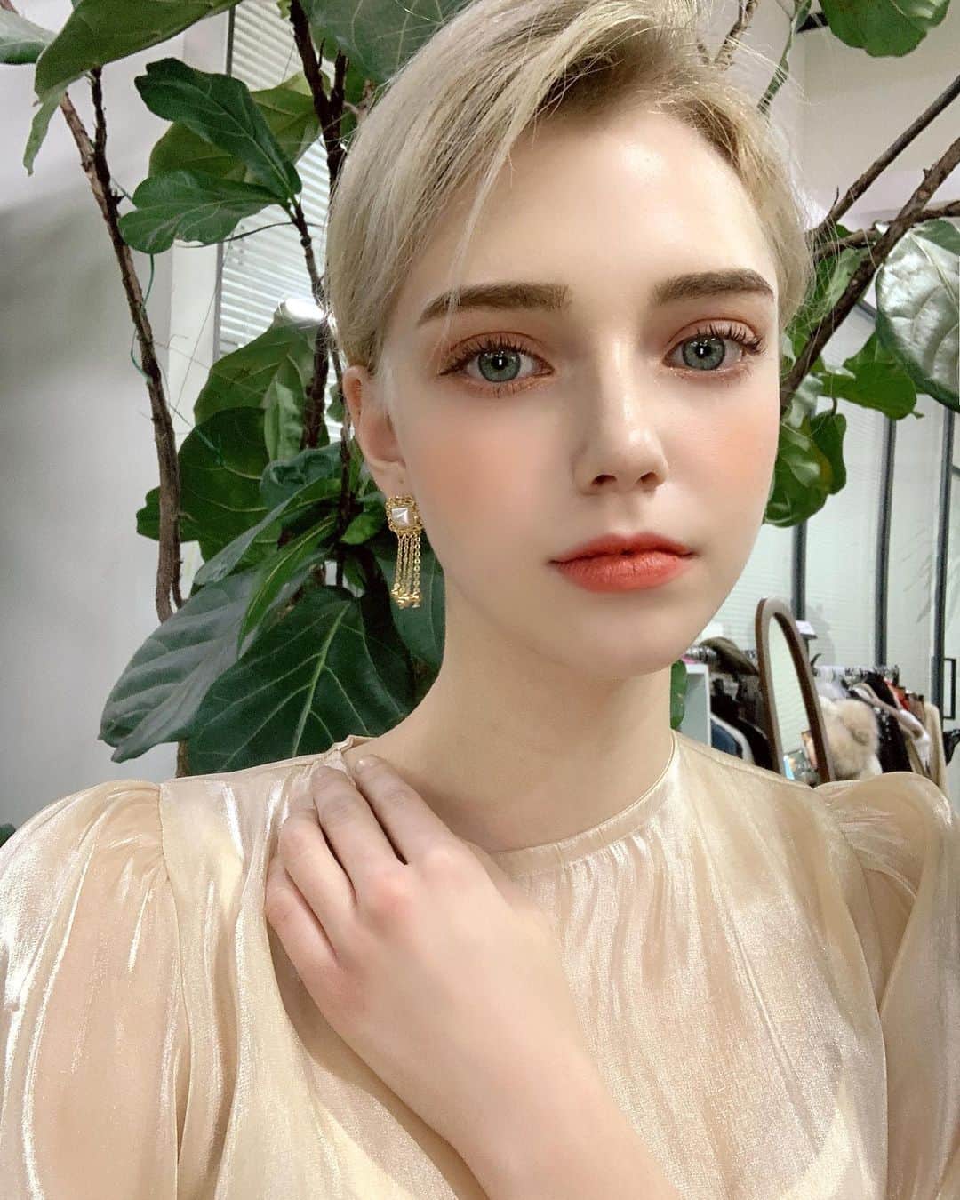 Chuuのインスタグラム：「역쉬 블라우스입었을때 완성은 이어링인가봐용✨✨」