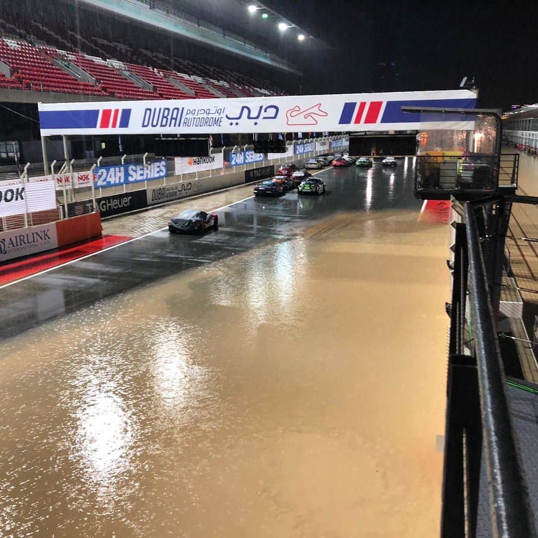柳田真孝さんのインスタグラム写真 - (柳田真孝Instagram)「. Dubai 24h . 大雨、排水の問題でレースは再開出来る目処立たず、このまま終了🏁 . まだ正式なリザルトが出ていないから分からないけど、中断前はトップだったのでそのままでいると良いけど、、、 . #dubai24h #atlasbxmotorsports」1月11日 14時10分 - masatakayanagida