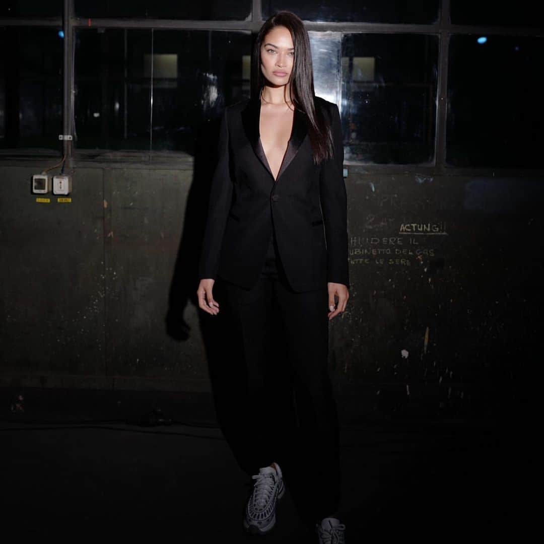 シャニーナ・シャイクのインスタグラム：「WO-MAN’s world 🖤attending the @zegnaofficial men’s show last night in Milan. Wearing a tailored men’s suit from the new collection @alessandrosartoriofficial #ZegnaXXX #ZegnaFW20 #sponsored」