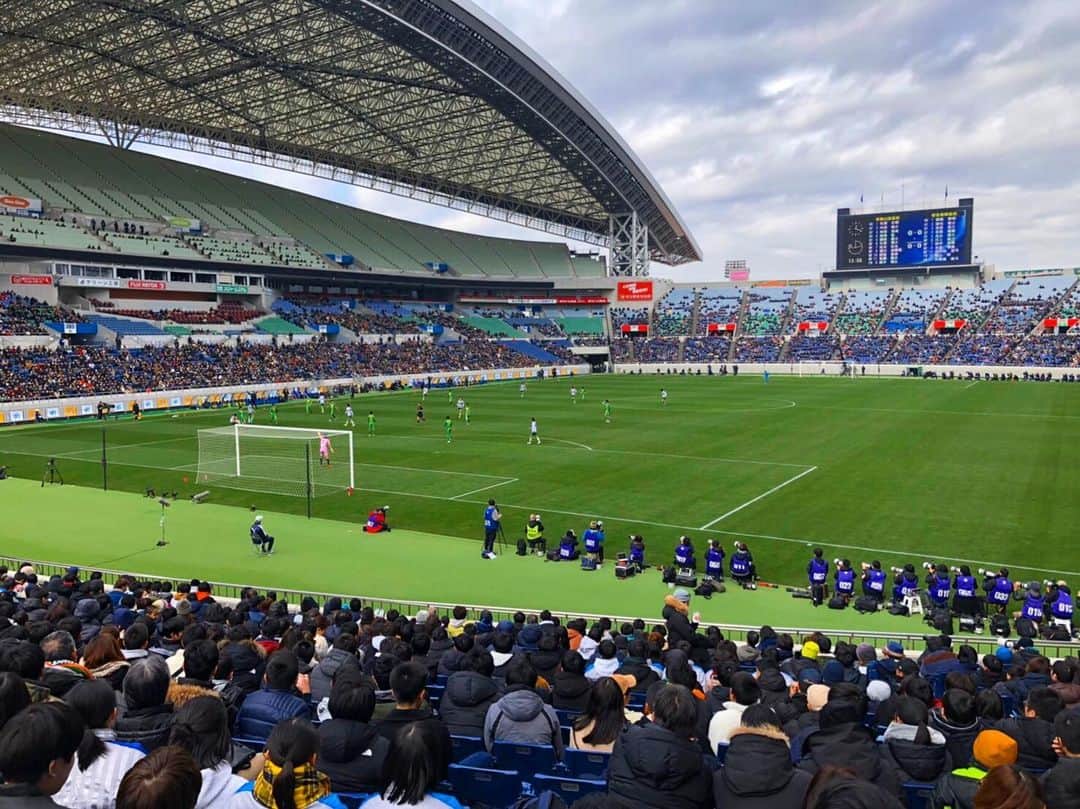 西山なずなのインスタグラム：「. #第98回全国高校サッカー選手権大会  準決勝の試合が終わりましたね〜 結果は、、🙄 青森山田 2-1 帝京長岡 でした。 とてもいい試合！ ギリギリまでわからない戦いやった。 昨年の優勝校、青森山田が決勝進出！ おめでとうございます！👏 決勝頑張ってくださいっ‼️ ・ ・ #20200111 #高校サッカー #準決勝 #青森山田 #帝京長岡 #サッカー部 #応援 #西山なずな」