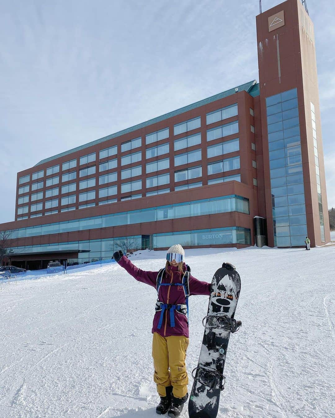 藤森由香さんのインスタグラム写真 - (藤森由香Instagram)「Went to @aomorispring for snowboarding. I had always wanted to be there ! @rockwoodhotel is just next to gondola and it’s very convenient. Great powder, food, Onden♨️,bar,🥃and people !! I had so much good time there ❗️青森スプリングスキー場に行って来ました！夏にBURTON の仕事で行って、滑りに行ってみたくてやっと叶いました‼️ Rockwood ホテルはゴンドラ乗り場の隣なので色々と便利。ホテルはご飯が最高に美味しいし温泉も気持ち良くて良い時間が過ごせました。雪も結構降っててパウダー毎日滑れたのはラッキー😍 山から海が見える景色も良かった。 沢山写真を撮ったのでまたアップします😊#aomori #aomorispring #iwaki#japow#pow#rockwoodhotel #snowboard#oakley#burtonsnowboards #burton#japan#青森スプリング#青森#スノーボード」1月11日 14時16分 - yukafujiforest