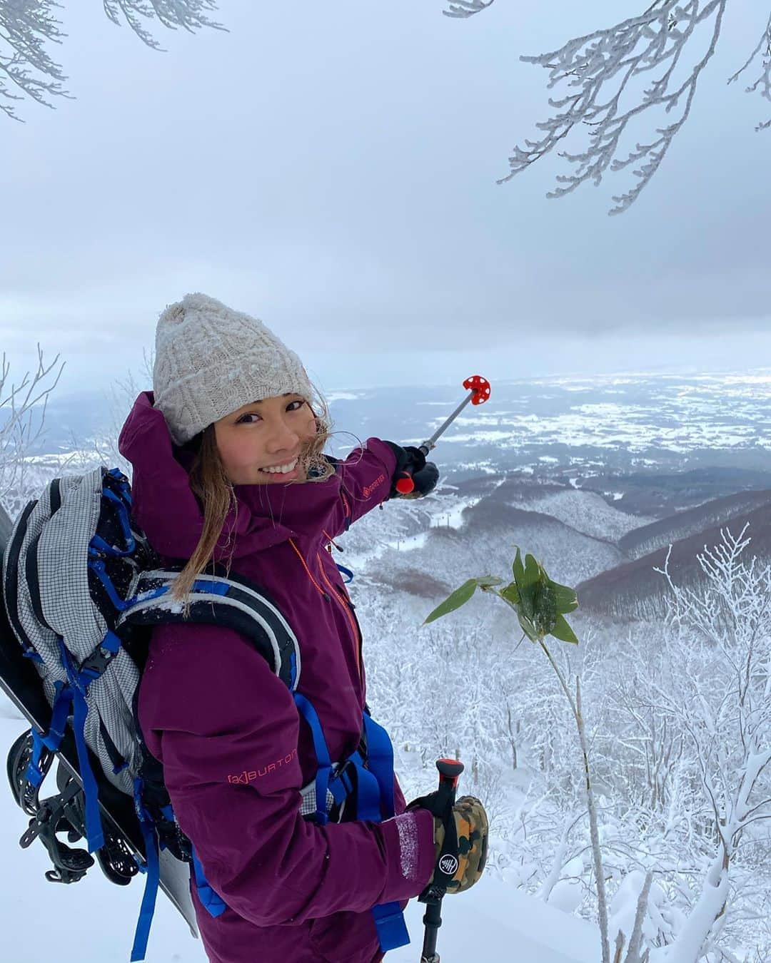 藤森由香のインスタグラム：「Went to @aomorispring for snowboarding. I had always wanted to be there ! @rockwoodhotel is just next to gondola and it’s very convenient. Great powder, food, Onden♨️,bar,🥃and people !! I had so much good time there ❗️青森スプリングスキー場に行って来ました！夏にBURTON の仕事で行って、滑りに行ってみたくてやっと叶いました‼️ Rockwood ホテルはゴンドラ乗り場の隣なので色々と便利。ホテルはご飯が最高に美味しいし温泉も気持ち良くて良い時間が過ごせました。雪も結構降っててパウダー毎日滑れたのはラッキー😍 山から海が見える景色も良かった。 沢山写真を撮ったのでまたアップします😊#aomori #aomorispring #iwaki#japow#pow#rockwoodhotel #snowboard#oakley#burtonsnowboards #burton#japan#青森スプリング#青森#スノーボード」