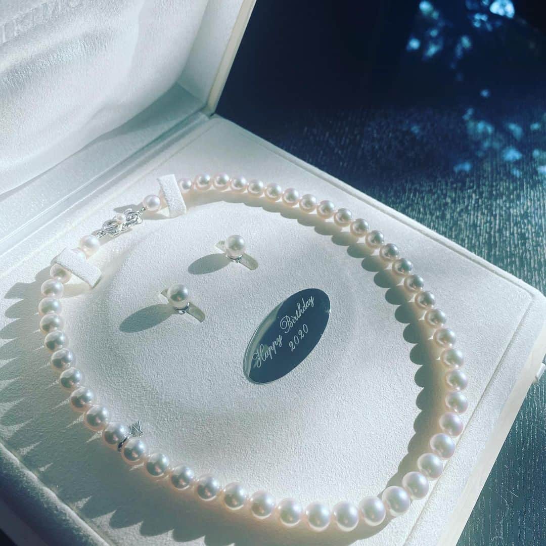 のインスタグラム：「. 10th Anniversary  結婚10周年 . 思えば、"穏やかな生活" とか、 結婚するまで、私の人生には皆無だった気がします。  チャレンジングな毎日には変わりないのだけど、家族、友人、そして家族同然の会社のスタッフに恵まれた、幸せな人生だな。  日々感謝。みんなありがとう。 いつもありがとう　@junjitanigawa 💕」