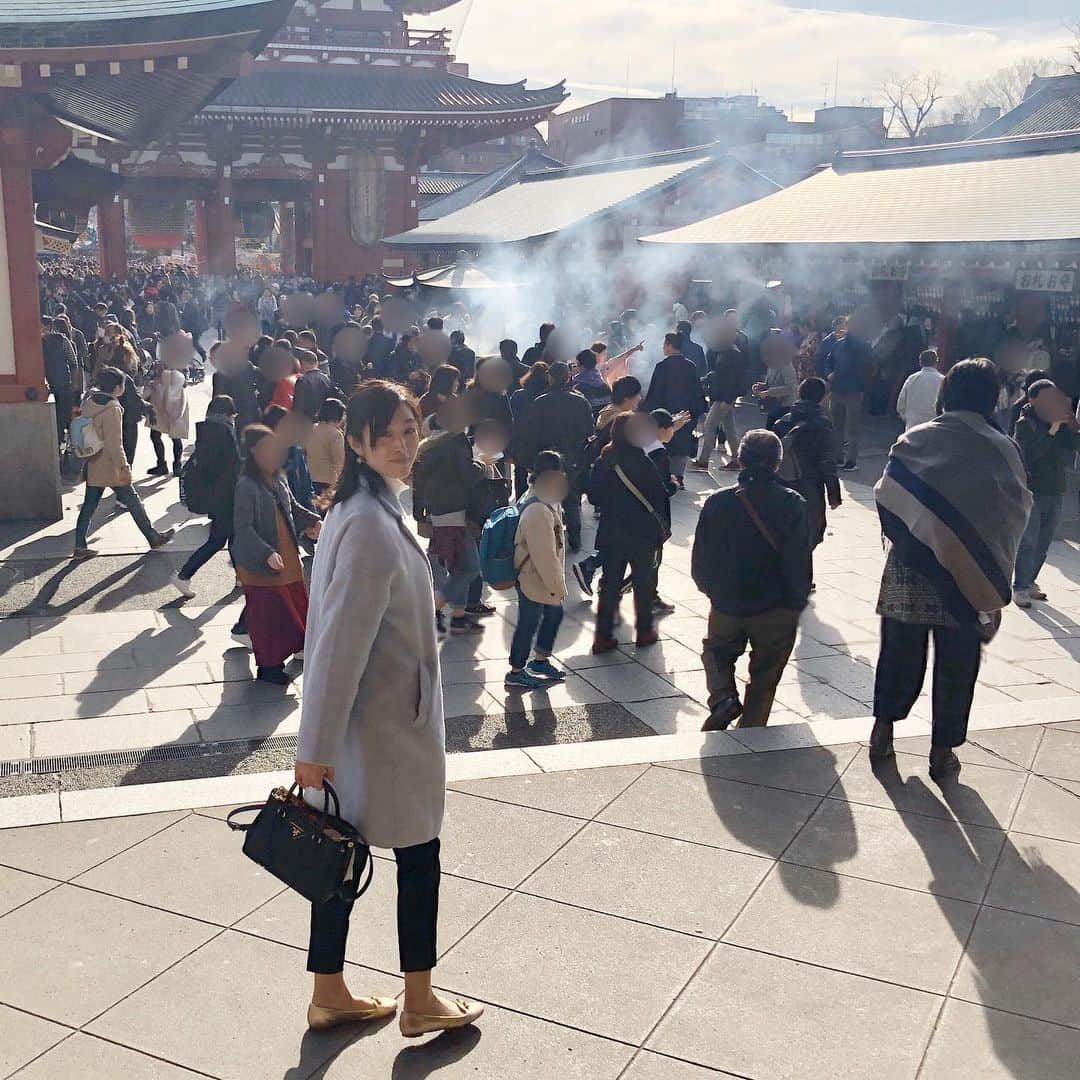 青山倫子さんのインスタグラム写真 - (青山倫子Instagram)「どこへ行ってもまだ凄い人🎍 また用事が早く終わったからちょいと浅草へ。 いろんな国の方が観光に来ていて、 活気で溢れて賑やかでいいねぇ。 オリンピックになったら どんな賑やかなことになるんだろう‥ とワクワクしたり、 どんなことになっちゃうんだろう‥ と心配にもなったり。 夏のあのうだるような暑さにたくさんの人。 涼しい場所を教えてあげられるように 調べておかなくちゃと思った。  お知らせです。 1月11日 土曜日 NHK 18時5分〜 大富豪同心 10話 に出演させて頂きます。 女盗賊お峰。楽しかったなぁ。 立ち回りは手に汗握って燃えるね。 やっぱり好きだな。 ぜひ見てください。  #青山倫子 #浅草 #新春 #凄い人だ #いろんな国の方が来てくれて嬉しい #楽しんで帰ってね #オリンピック #思いを馳せる #涼しい場所のリサーチをしなきゃ #大富豪同心 #nhk #時代劇 #立ち回り #大好き」1月11日 14時32分 - noriko_aoyama1229