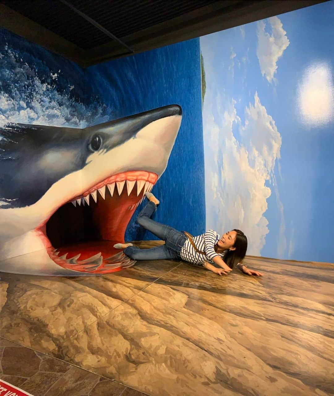 小林由未子さんのインスタグラム写真 - (小林由未子Instagram)「🦈😱 トリックアートにて 心霊写真撮れた😨😰🤭 ＊  #腕がおかしい #トリックアート」1月11日 14時33分 - _yumikobayashi_