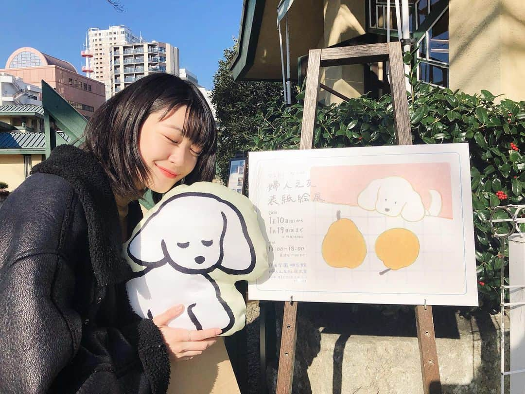 加村真美さんのインスタグラム写真 - (加村真美Instagram)「‪てらおかなつみさんの個展「婦人之友表紙絵展」に行ってきました🐶 .  あたたかさと優しさが溢れる原画をみれて幸せでした♡ . ‪  どーしても欲しかったクッション…！ 本当にかわいい🐶♡ ちなみに三枚目の写真はリバーシブル🐶♡ .  #てらおかなつみ　さん #御本人もステキ♡ #いぬは正義」1月11日 14時56分 - kamura_mami