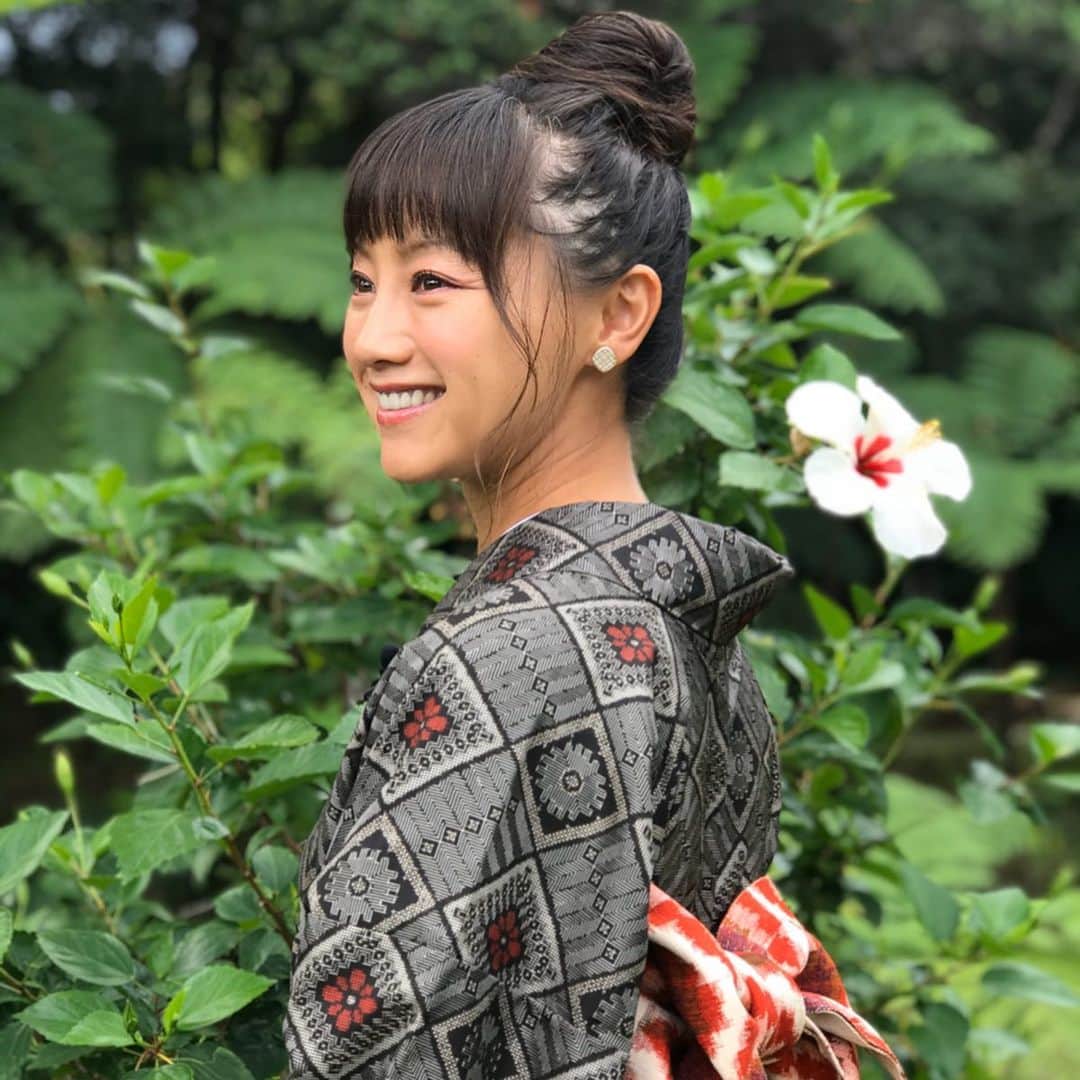 のインスタグラム：「✔︎﻿ あす1/12(日)朝6:30〜は釣りたガール！﻿ ﻿ 今回は南国・奄美で巨大魚五目に挑戦🎣﻿ ﻿ ビックリするくらいいろんな魚が釣れる﻿ ﻿ 福袋みたいな釣りでした🤣﻿ ﻿ 釣りの合間には、名産品の大島紬を着せて頂き﻿ ﻿ 馬子にも衣装なわたしたち❤️﻿ ﻿ あす朝もぜひご覧ください❣️﻿ ﻿ ﻿ ﻿ #釣りたガール ﻿ #奄美﻿ #オーシャンパイオニア﻿ #五目釣り﻿ #泳がせ釣り﻿ #福島和可菜　ちゃん﻿ #釣り﻿ #釣り好きな人と繋がりたい ﻿ #釣り好き ﻿ #釣り女子」