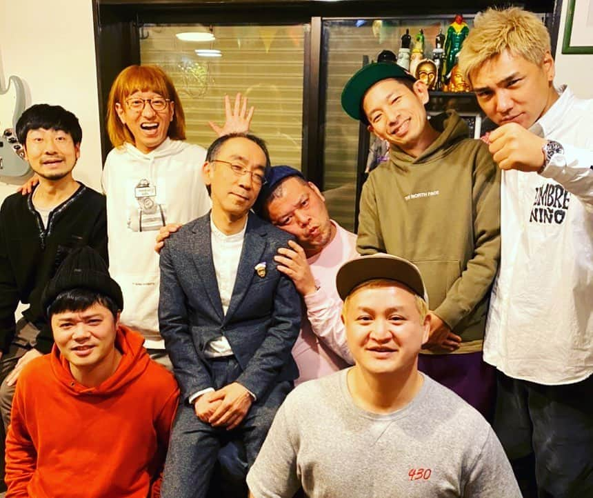 福井俊太郎さんのインスタグラム写真 - (福井俊太郎Instagram)「くっきーさん新年会 #1枚目はウソみたいな写真 #写真右くっきーさん #写真左新垣隆さん #スターの間に自分がいる #スターと肩を寄せ合い #ただカメラを見つめる福井 #彼はこの時 #何を思い #なぜ無表情で #座っているのか #答えは彼にしかわからない #楽しい新年会でした #後 #奥さんのお味噌のお雑煮 #旨旨旨（最上級に美味に贈る賞賛語） #でした #低くねっとりした声で」1月11日 14時52分 - shuntarofukui