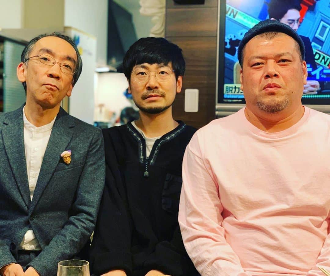 福井俊太郎のインスタグラム：「くっきーさん新年会 #1枚目はウソみたいな写真 #写真右くっきーさん #写真左新垣隆さん #スターの間に自分がいる #スターと肩を寄せ合い #ただカメラを見つめる福井 #彼はこの時 #何を思い #なぜ無表情で #座っているのか #答えは彼にしかわからない #楽しい新年会でした #後 #奥さんのお味噌のお雑煮 #旨旨旨（最上級に美味に贈る賞賛語） #でした #低くねっとりした声で」