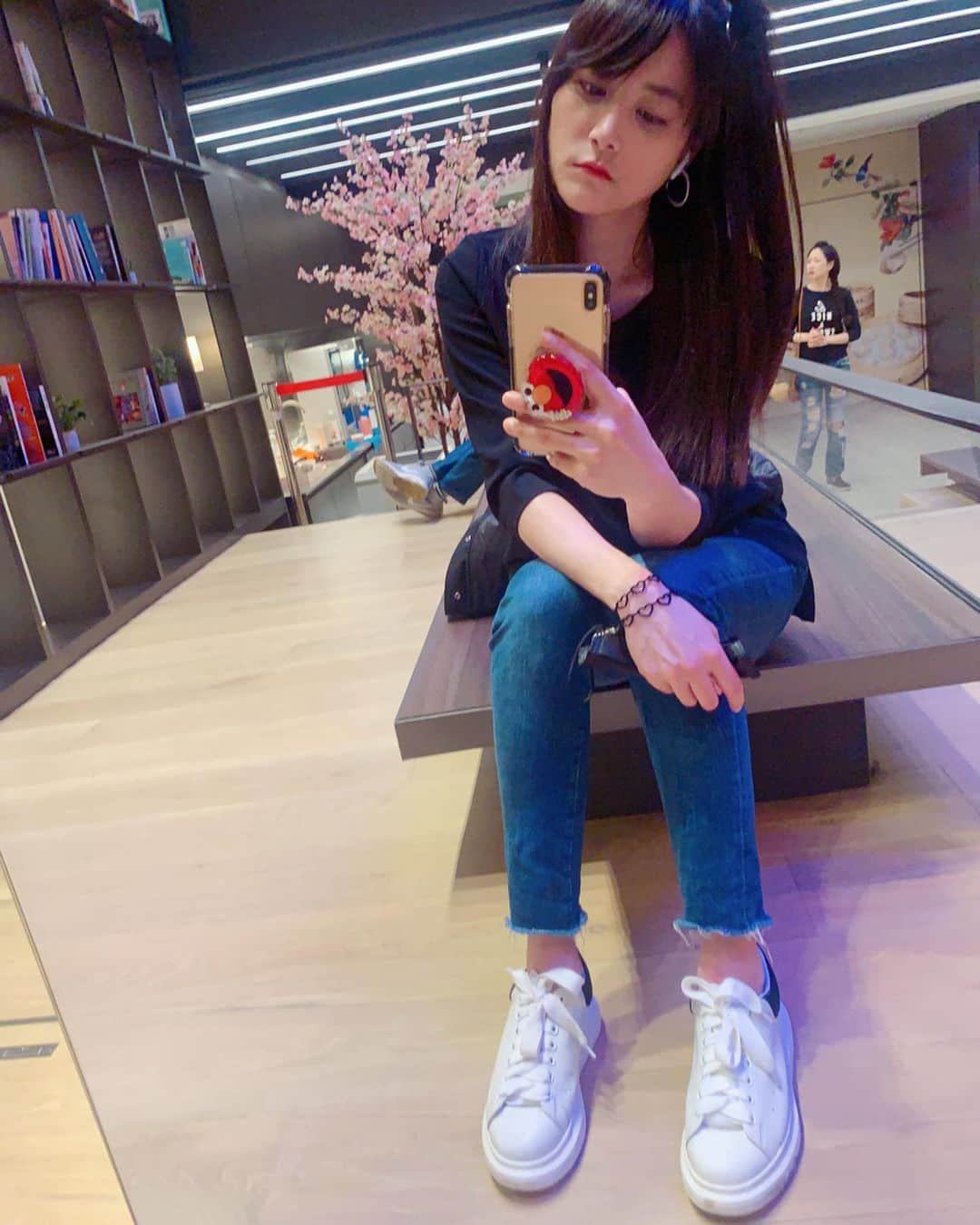 Liga Chiangさんのインスタグラム写真 - (Liga ChiangInstagram)「昨晚的尾牙很溫馨 每個人的笑容都笑到發亮 再次看清楚自己的不足 但同時也給了我力量 讓自己反思如何能夠更好 以前都覺得自己不被理解是不幸運的 現在覺得那可未必 其實所有的發生 都是讓我可以看清處自己且反省和學習著 認清自己有多無知的一面 好人真的會遇到好人 老天有時讓人跌入谷 但愛與包容的力量 也會把人從山谷慢慢拉起  2020期許自己  不要再內與外都活著像個古代人一樣 因為真的沒有人會理你😂  繼續過好自己的生活 不必萬事都說透  有時裝傻也是一種體諒 因為最好的 都已經在路上  遇到把人拍很瘦的鏡子一面 真的沒有很瘦好嗎 謝謝鏡子 ～ 真的是人間處處有關懷🙃  #不要再那麼保守了啦 #幹嘛啊 #誰理你 #whocares  #你們請勇敢起來要跟我一起改變 #不要再躲著看我了 #我都在」1月11日 15時06分 - liga0601