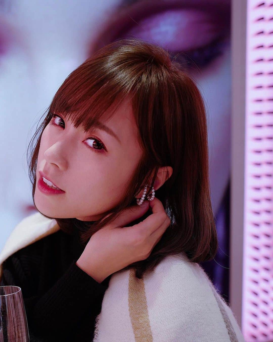 Miss Hunnyのインスタグラム：「據說Coco Chanel因看《茶花女》後，被劇中佩戴山茶花的女主角感動而喜歡上山茶花。 不帶任何香味的山茶花，提醒著她，不要成為庸俗的女人，要保持優雅與剛強。 把山茶花帶到唇膏上，塗上後更要展示一個自信滿滿的自己 (⁎⁍̴̛ᴗ⁍̴̛⁎) #CreateYourself #ChanelMakeup #ChanelBeautyStudio @chanel.beauty」
