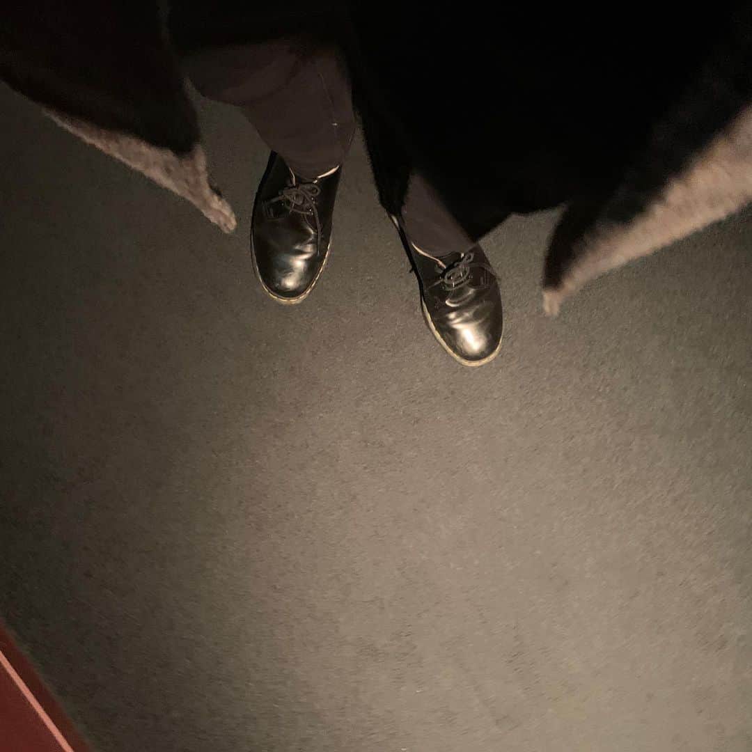杉山宗賢さんのインスタグラム写真 - (杉山宗賢Instagram)「本日からKAAT芸術劇場 「アルトゥロ・ウイの興隆」 大体の公演日に僕も居ます ・ 稽古を観て勉強させていただいて居ますが エネルギーが凄い 伝える力が素晴らしいです ・ ご来場の方 期待して頂いていいと思います ・ #KAAT芸術劇場 #KAAT #神奈川芸術劇場 #舞台 #アルトゥロウイの興隆 #神保悟志 #役者 #俳優 #足下 #drmartens #マーチン #ootd #自撮り #stage #holiday #神奈川 #横浜」1月11日 15時02分 - soken.sugiyama