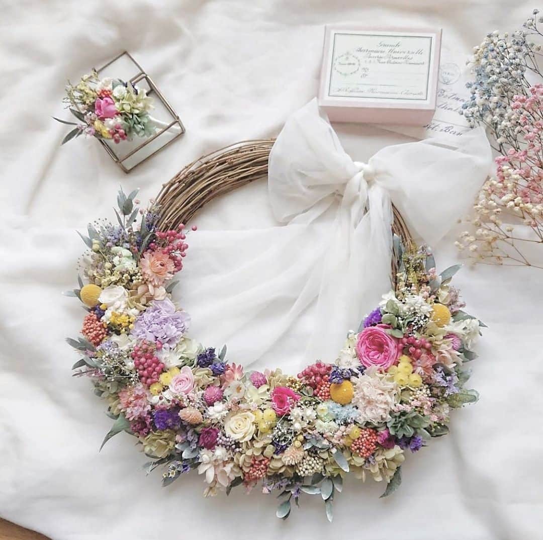 のインスタグラム：「ナチュラル可愛い🌿リースブーケ5選🌼*･ . @weddingnews_editor まいにち150記事を配信♩アプリもよろしくね💕 . . 📷本日のカバーPhoto🕊♩+ﾟ* .  @napier0906 さん . napier0906さんのつくるナチュラル可愛い #リースブーケ がどれも素敵なんです😍♩ . カバーはキャンディのように #カラフル なリースブーケ🍬💕 . 華やかなカラーがたっぷり使われていて、ずっと眺めていたくなる可愛さですよね💗 . その場の雰囲気まで明るくしてくれそうです🕊♩ . ほかのデザインも素敵なのでぜひスワイプ👉🏻してみてくださいね✨ . . ...................................... ❤️【WeddingNews情報】❤️ . 本日新着のオススメ記事をご紹介します✨ . . ①もしかしてケチッてる？ゲスト目線で考える費用の節約術6選＊💕《お金。段取り》 . . ②動画ありこれなら続けられる！二の腕のながらダイエットをチェック♡💕《ビューティー》 . . ③PC&プリンタ不要！スマホアプリで出来るウェルカムボード💕《DIY》 . . ④感謝の言葉をそっと添えて＊デザートにメッセージプレートを贈ろう♡💕《演出》 . . ⑤参考にしたい♡色別ゲストテーブルのコーディネート25選＊💕《テーマ・装飾》 . . ※《》は記事のあるカテゴリー名❤️ . などなど、その他にも新着記事が配信中💕アプリダウンロードがまだお済みでない方は是非 @weddingnews_editor のURLからダウンロードしてみてくださいね💕 . . . ＼📷投稿お待ちしています／ . 花嫁はもちろん、業者さんも大歓迎✨ アナタのお写真をご紹介してもOKという方は、ぜひ #ウェディングニュース にお写真を投稿してください💕 . . ⬇︎関連アカウント⬇︎ . 🕊メインアカウント 【 @weddingnews_editor 】 . 💒インスタグラムで式場探し 【 @weddingnews_concierge 】 . 👰花嫁から式場探し 【 @weddingnews_brides 】 . . その他、編集部からの連絡専用 @weddingnews_contact や、スタッフ個人の連絡用として @WN_xxxx（xxxは個人名）があります💕 . . …………………………… ❤️ウェディングニュースとは？ …………………………… . 花嫁のリアルな”声”から生まれた、花嫁支持率No1✨スマホアプリです📱💕 . . 🌸知りたい… #結婚式準備 に役立つ記事を毎日150件配信中♩ . 🌸見たい… インスタの #ウェディング 系投稿TOP100が毎日チェックできる＊IG画像の複数ワード検索も可♩ . 🌸叶えたい… 式場をはじめとした  #結婚式 関連の予約サイトが大集合♩ . 🌸伝えたい… 自分の結婚式レポ『マイレポ』が簡単に作れる♩卒花嫁のレポが読める♩ . . @weddingnews_editor のURLからDLしてね✨ . . . #花嫁 #ウエディング #プレ花嫁 #プレ花嫁準備 #2020春婚 #2020夏婚 #花のある暮らし #花嫁diy #2020冬婚 #2020秋婚  #全国のプレ花嫁さんと繋がりたい #プロポーズ #ブーケ #リース #両親贈呈品 #ドライフラワー #プリザーブドフラワー #装花 #高砂装花 #ナチュラルウェディング #インテリア雑貨 #フラワーアレンジメント」