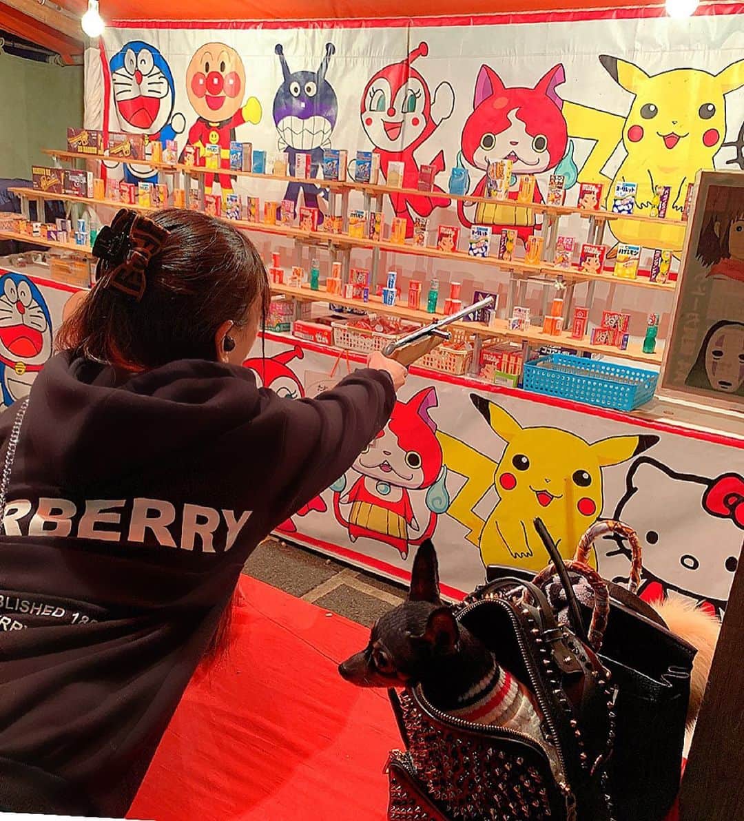 のインスタグラム：「お散歩がてら京都の『十日戎』へ行ってきました🥰﻿ ﻿ 小学生達に混ざってお久しぶりに射的で遊んでみたり、毎年立ち寄る料理旅館『きんなべ』の甘酒でほっこりしたり🎶﻿ ﻿ 百合譁はやっぱり冬のお祭りの方が好き❤️ ﻿ ﻿ 愛蘭たんは大好物な『前田のベビーカステラ』を食べ過ぎてお腹がパンパンになっちゃったww😳💦﻿ ﻿ #京都﻿ #大和大路通﻿ #十日戎 ﻿ #商売繁盛﻿ #商売繁盛で笹持ってこい ﻿ #祈願﻿ #感謝﻿ #御守り﻿ #屋台﻿ #屋台飯﻿ #甘酒﻿ #射的﻿ #ベビーカステラ ﻿ #前田のベビーカステラ ﻿ #愛犬﻿ #お散歩﻿ #食べ過ぎ﻿ #正月太り ﻿ #ダイエット」