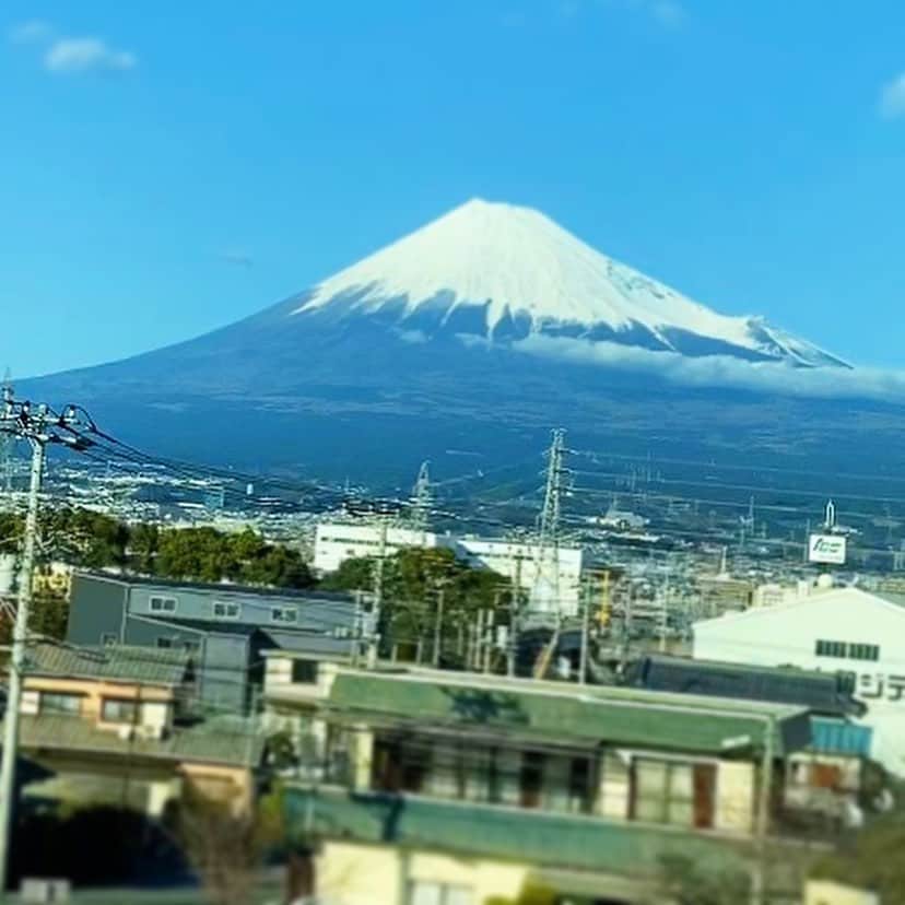にしおかすみこさんのインスタグラム写真 - (にしおかすみこInstagram)「#新幹線 #ウトウト💤 アナウンスが入り「短い時間ではありますが右手の富士山をお楽しみください」と。急いで携帯を取り出し動画を撮る。 見えない。。。見えたーーー！！！✨✨😍✨✨の動画と写メm(__)m」1月11日 15時12分 - nishioka_sumiko