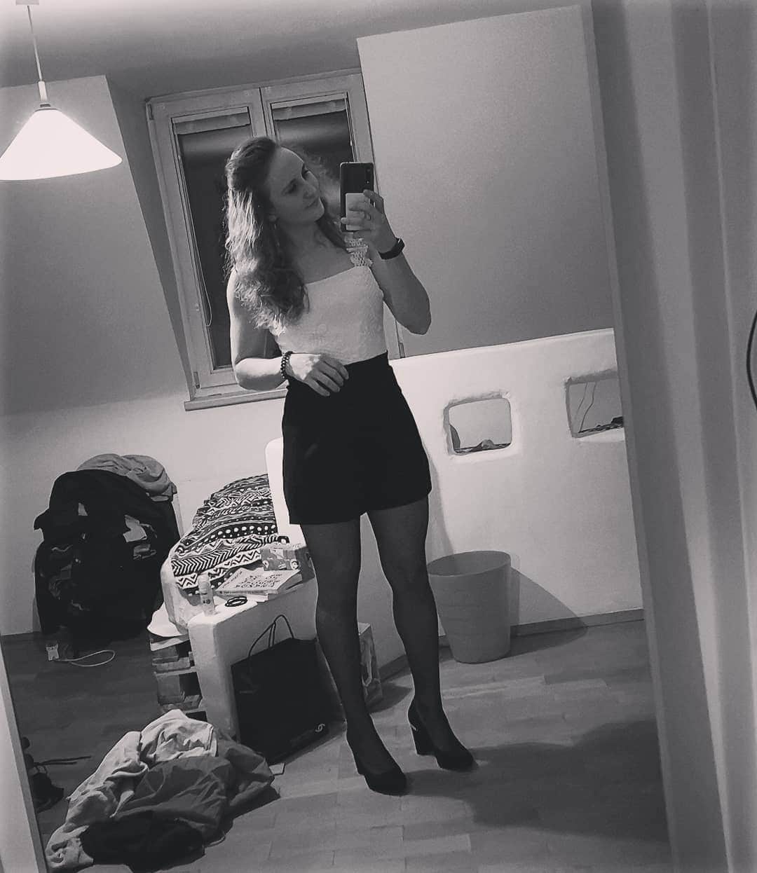 ハンナ・シューベルトのインスタグラム：「Sometimes it's fun to swap my climbing shoes for high heels👠 At least  for a while😌✨ #yesterdaynight」
