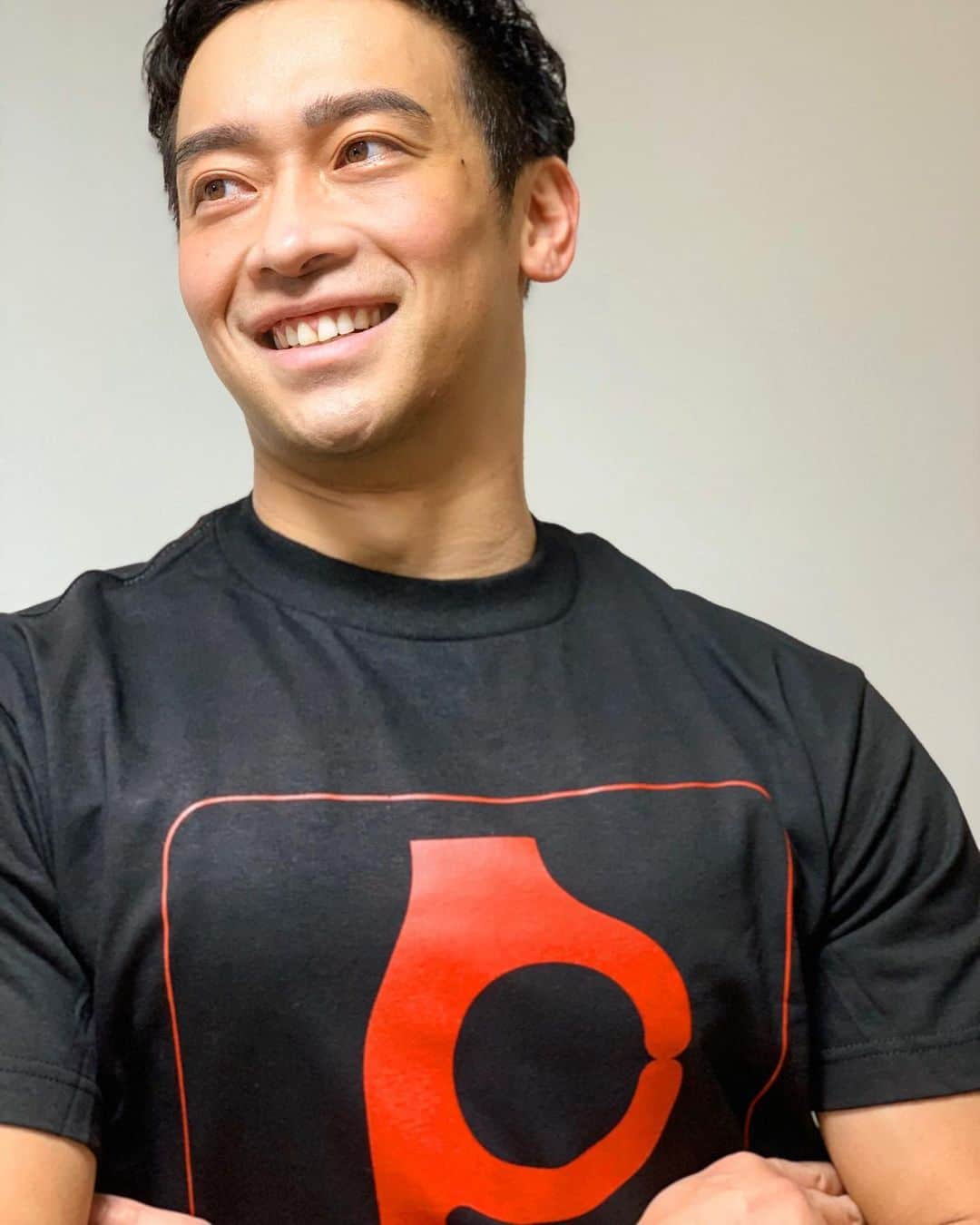 JUNYAのインスタグラム：「思わず文字を隠したくなるポパイ関根 @popaisekine のTシャツ👕⠀ いや、見せびらかします。⠀ 特典のポパイのステッカーはすぐにトイレに🚽流しました。⠀ あのボリューム調節ぶっ壊れたバカ笑いが久しぶりに聞きたい（笑）⠀ 気付いたら変顔が携帯に勝手に入ってたあの頃が懐かしい（笑）⠀ もはや存在が下ネタですが、去年ボディービルで優勝したから、もうただの変態じゃない💪⠀ "下ネタって誰も傷つけないんすよ"っていうポパイの名言を胸にこのTシャツを着てトレーニング頑張るよ💪あいらびゃ！  #mensfashionreport #mensfashion  #mensstyle #mensfitness #fitness #gym #exircise #singersongwriter #musician #singer #mensmodel #menswear #mensapparel #mensclothing #ジム #筋トレ #筋肉 #menshair #mensfitness #歌手 #シンガー #fashion #styles #muscle #マッチョ #hairstyle  #physique」