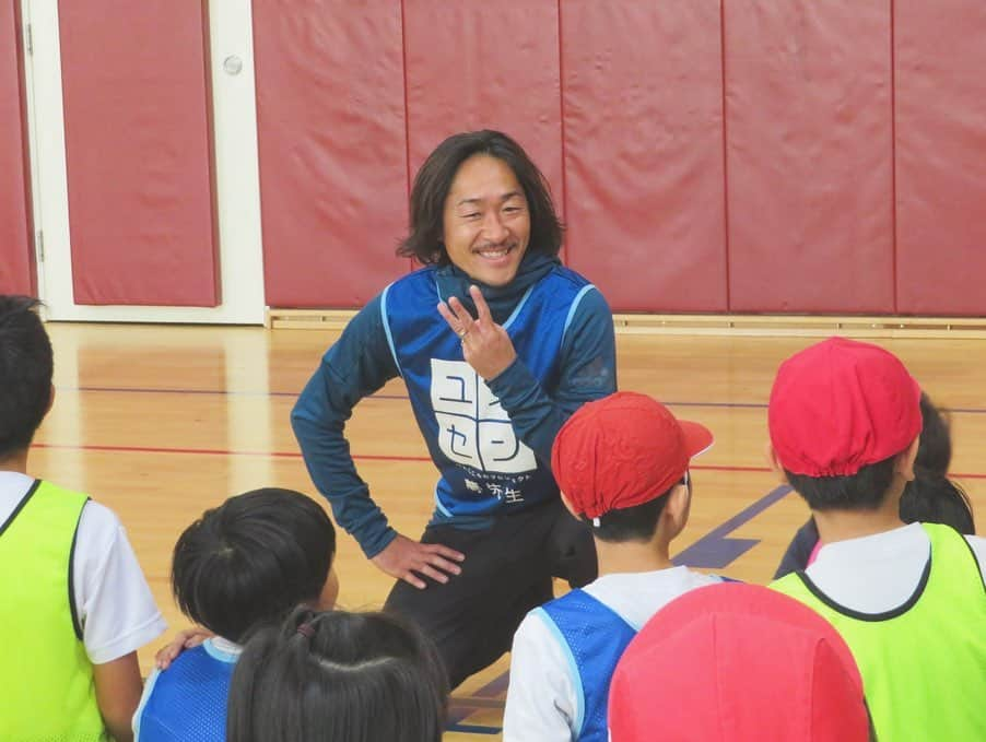 石川直宏さんのインスタグラム写真 - (石川直宏Instagram)「昨日はソウル日本人学校にて「夢の教室」を👨‍🏫✨ 今日はアシスタントで同級生の小林弥生ちゃんとサッカー教室を行ってきました⚽️🏃‍♀️🏃‍♂️💨 先ほど無事帰宅🛬  素敵な学校、先生や生徒の皆さんでした✨ 変化をすぐに感じて吸収！感度が高い！！ 皆との出会いや時間は宝物😊  関係者の皆さん、貴重な機会に感謝しています🤝  昨日はチャンも一緒に食事して色々話をする事が出来ました♪ チャン、来てくれてありがとう！！ . #夢の教室 #夢先生 #ユメセン #JFA #JFAこころのプロジェクト  #ソウル日本人学校 #ANA #小林弥生 アシスタント #オジャンウン #OhJangeun #石川直宏」1月12日 0時55分 - sgss.18