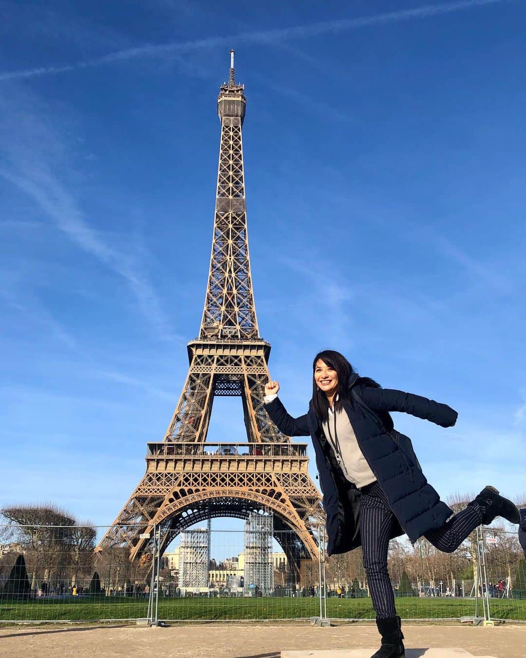 矢部あやのインスタグラム：「エッフェル塔。 オシャレなポーズとか思いつかないよ。 ・ #paris #toureiffel  #エッフェル塔 #フランス旅行」
