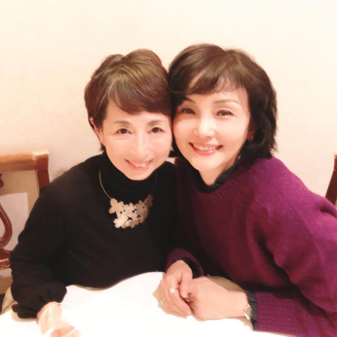 のインスタグラム：「佐和子ねえさまと新年会😊 そりゃもう楽しいの何のって❤️ 笑った笑った🌈 笑いながらも、人生に必要なことを教えてもらってる‼️ 心温まる時間をありがとう😊 素顔も素敵な佐和子さんです❤️ #阿川佐和子 #サワコの朝 #南果歩の好きな先輩 #ファミリーヒストリー も感動した #kahominami #japaneseactress」