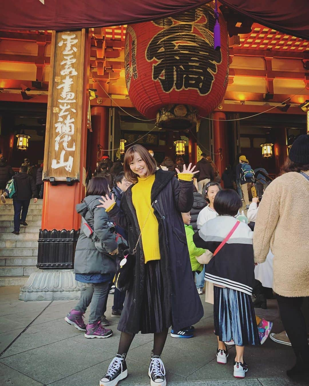 友稀サナさんのインスタグラム写真 - (友稀サナInstagram)「浅草寺へ初詣⛩✨ . 母子共に健康で無事に出産出来るようお見守り下さい🙏と、お詣りして来ました👶 . 屋台グルメを食べまくっていたら主人に「太るよ❗️」と言われました😇 …もう手遅れだよ？🐷🤟💓 . . . #浅草寺雷門#雷門#浅草寺#浅草#初詣 #初詣デート#夫婦デート#夫婦時間 #屋台#おみくじ#半吉 #なにそれ#はじめまして #安産祈願#御守り#🙏 #マタニティライフ#妊娠9ヶ月#妊娠後期 #プレママ#プレママさんと繋がりたい  #マタママ#マタママさんと繋がりたい  #初マタ#第一子妊娠中#妊娠記録 #👶#🚼#🍼」1月12日 1時12分 - sana0810yuuki