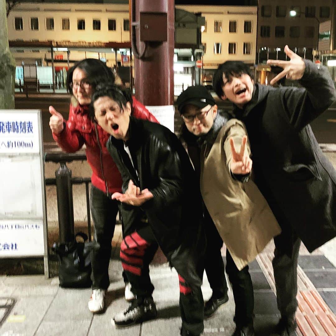染谷俊のインスタグラム：「2020年初日ワンマンらいぶ。 with バンドライブ。  みんな、ありがとう。 ハジけた。 クビ痛ぇっー（笑）  なんか、 ホントにホント楽しかった。  成長していきたいーだわ、。 ドキドキで、 がんばってねる。  #染谷俊 #ランナイト #Shun’s cafe」