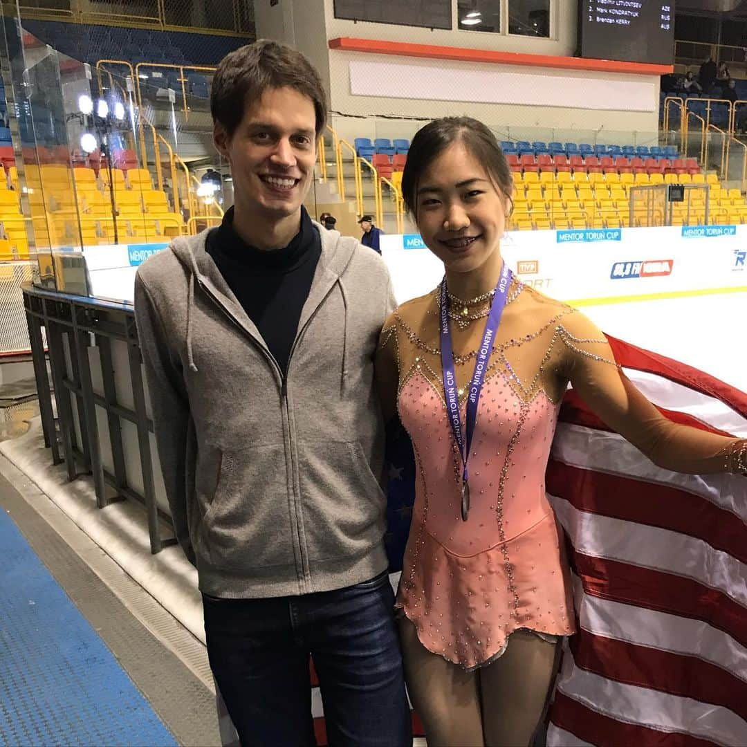 ヴィクトール・ファイファーさんのインスタグラム写真 - (ヴィクトール・ファイファーInstagram)「Congrats on Emily’s first international competition/medal. Thank you usfsa for this valuable learning experience! #usfsa #scw」1月12日 1時26分 - viktor_pfeifer